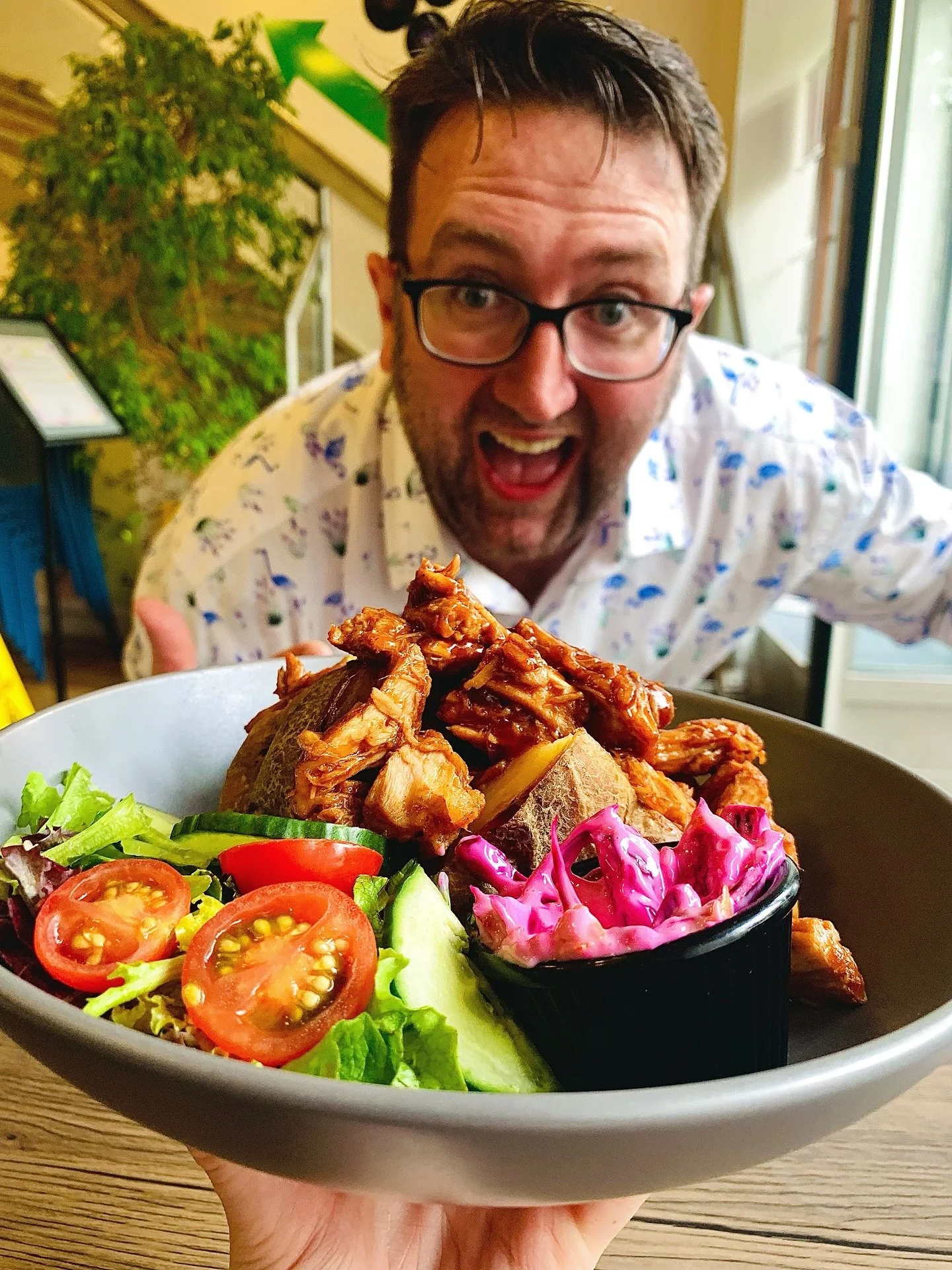 Get a load of Next Weeks Special 🔥 

BBQ Pulled Pork Jacket, packed with succulent pulled pork, a crisp side salad, and that amazing pink slaw. A perfectly balanced plate of deliciousness! 🍽️ 

Treat yourself this week and come try it!😋

#momentsc