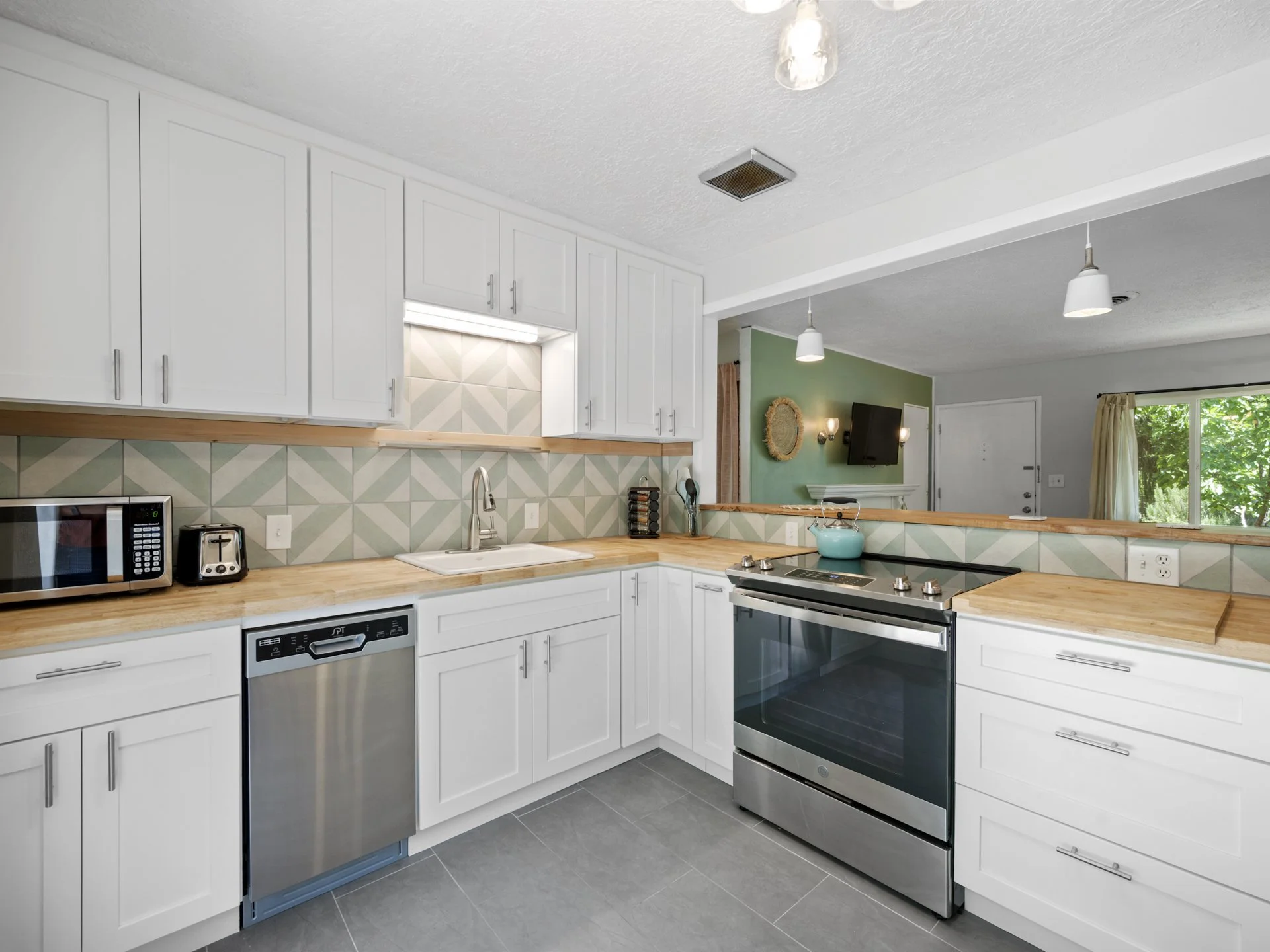 3365 NE 84th-36.JPG