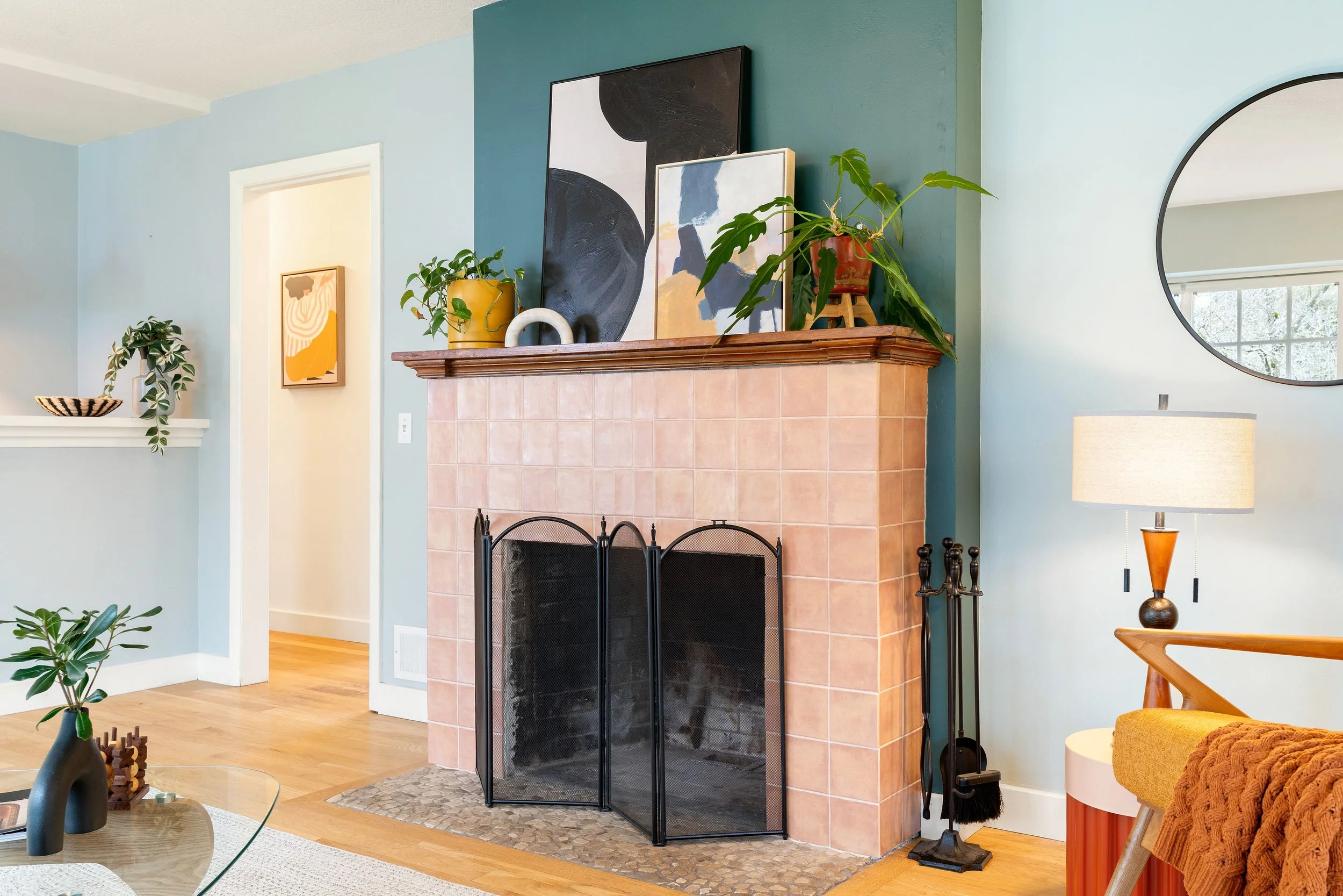 01b_LivingRoom-Fireplace.jpg