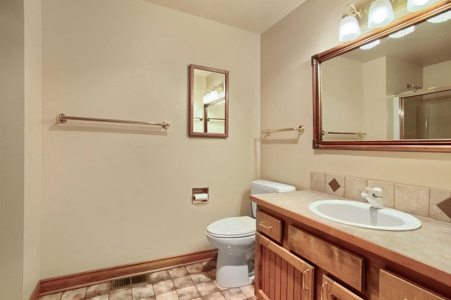 16680 SW Queen Anne Ave - Web Quality - 020 - 20 Bathroom.jpg