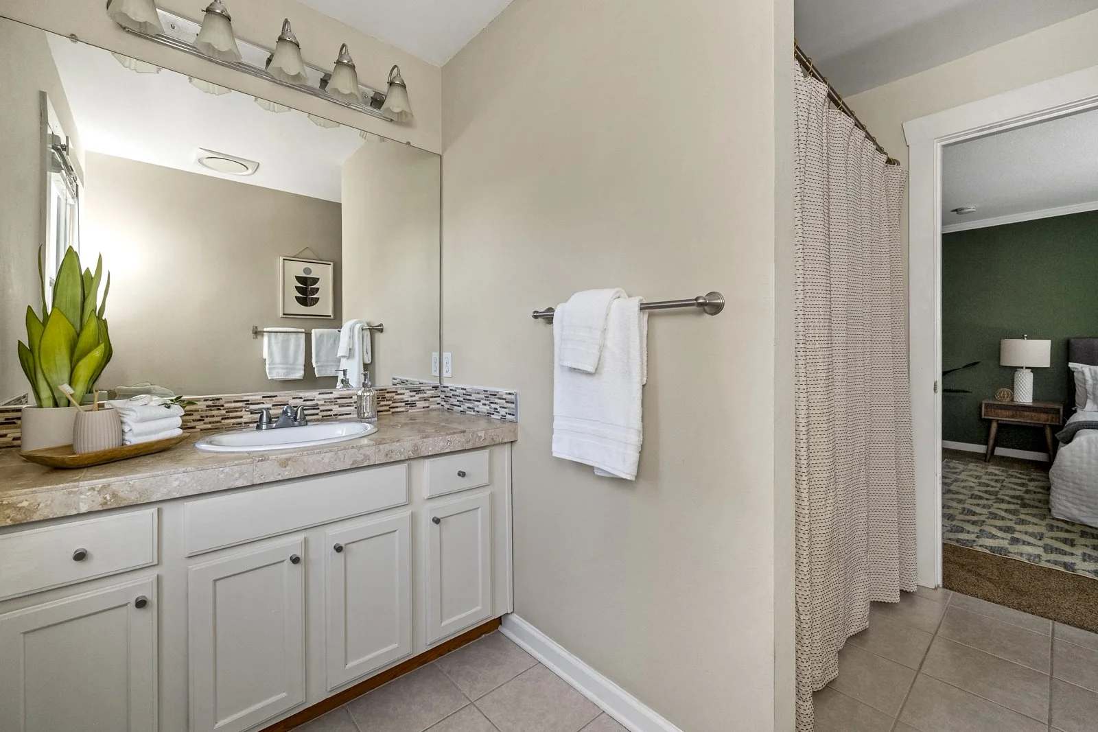 ensuite angle SE to primary.jpg