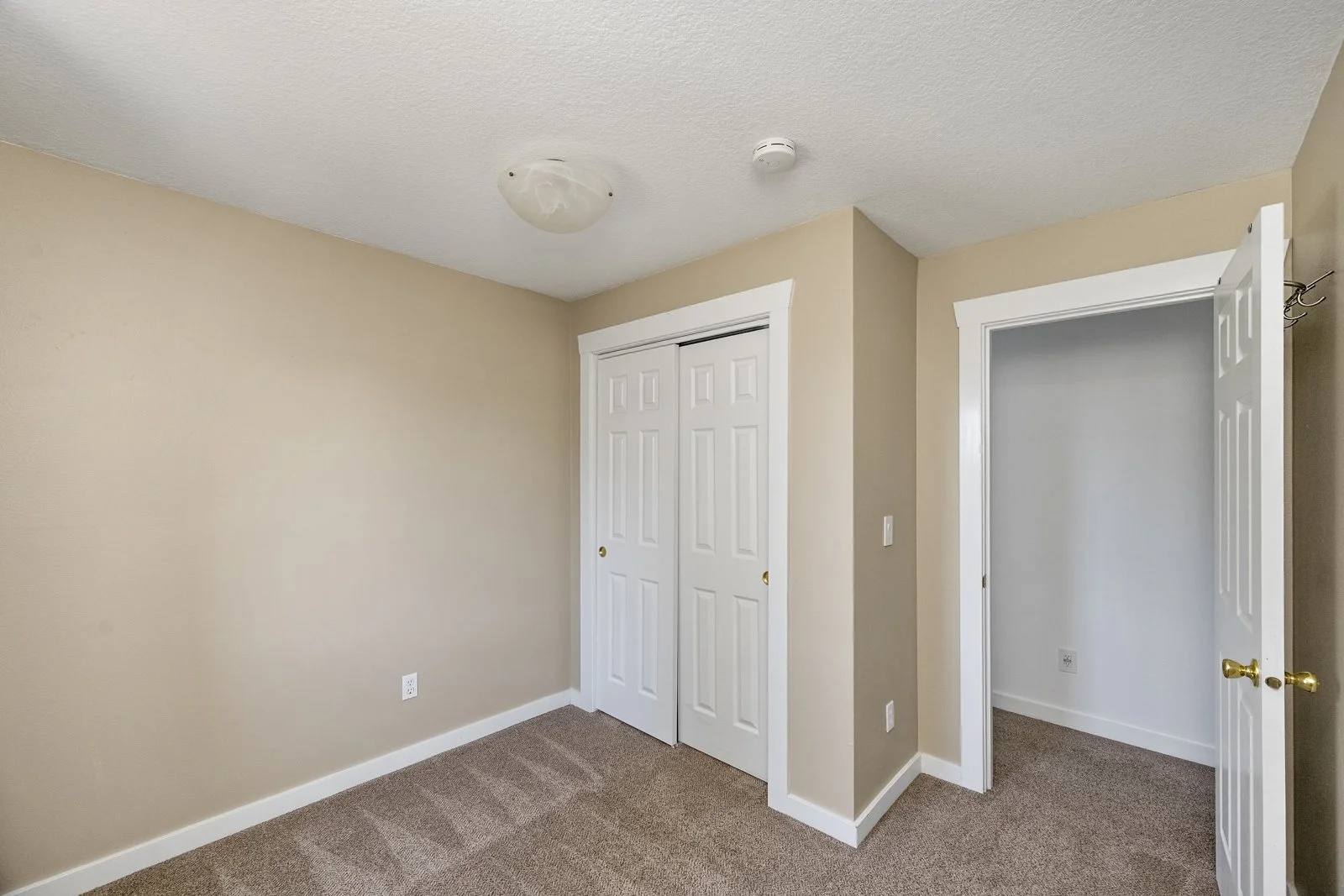 second bed angle closet_door.jpg