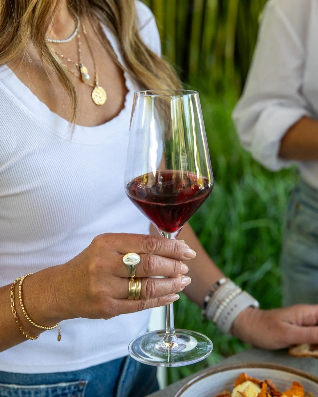 Hello friends! We are AVIVO. We believe wine should taste amazing, be better for you, and help heal the planet. Sound like a tall order? We don't think so. We farm organically, list our ingredients, and keep the price fair. Welcome to the future of w