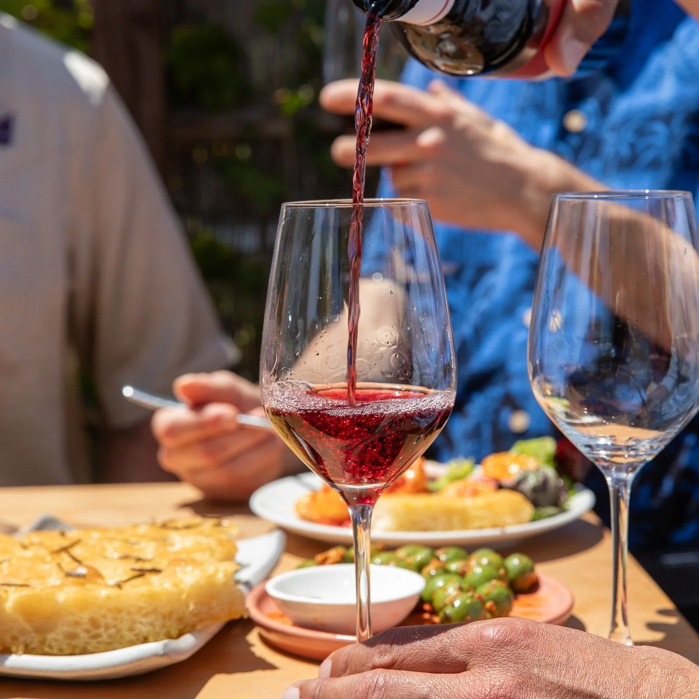 It's a Sangiovese kind-of-day.  This lighter-style red has bright red fruit and a little spice - a great choice to open pre-dinner that will take you through the meal.  This one keeps you coming back for more! 

#drinkavivo, #sangiovese, #zerosugar ,