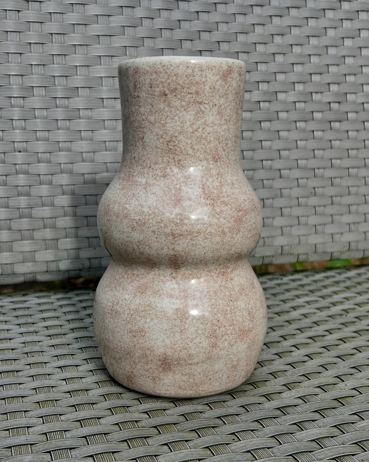 this vase 🤩 i am in my vase making phase and this is the first of many that are coming out! i love the curves and the simple oatmeal and white glaze. available on my website!
#vase #oatmeal #pottery #portland #portlandpottery #portlandceramics #po
