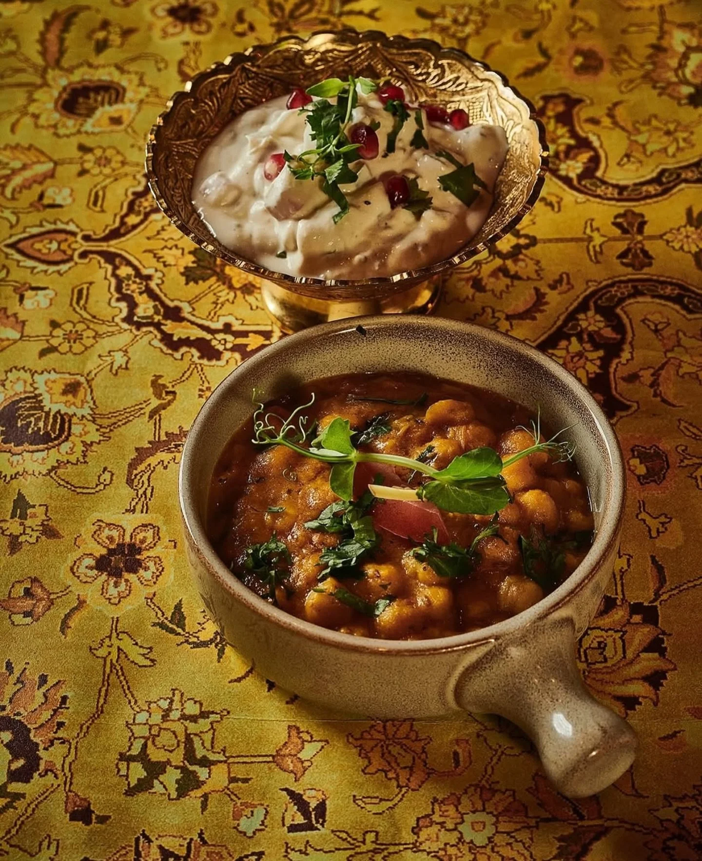 Daata&rsquo;s Chana Masala

Chickpeas simmered in a velvety tomato based gravy spiced with ginger, garlic and garam masala. Pair along with Rice/Naan of your choice for a great protein fix! 

#chanamasala #daata