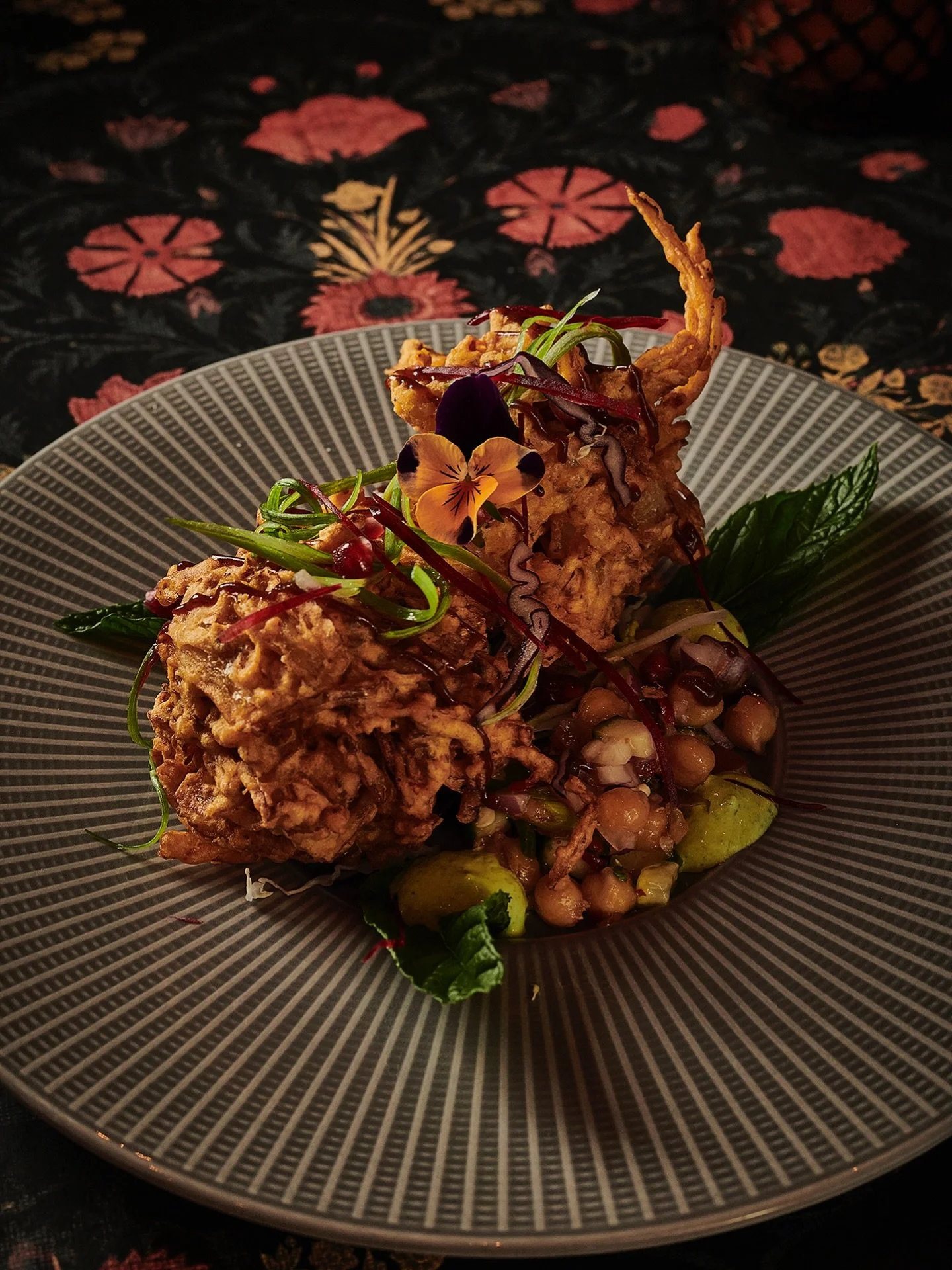 Daata&rsquo;s Onion Baajis 

Sliced white onions bound with a spiced gram flour mix and fried golden crisp. Perfect for chutney dipping!