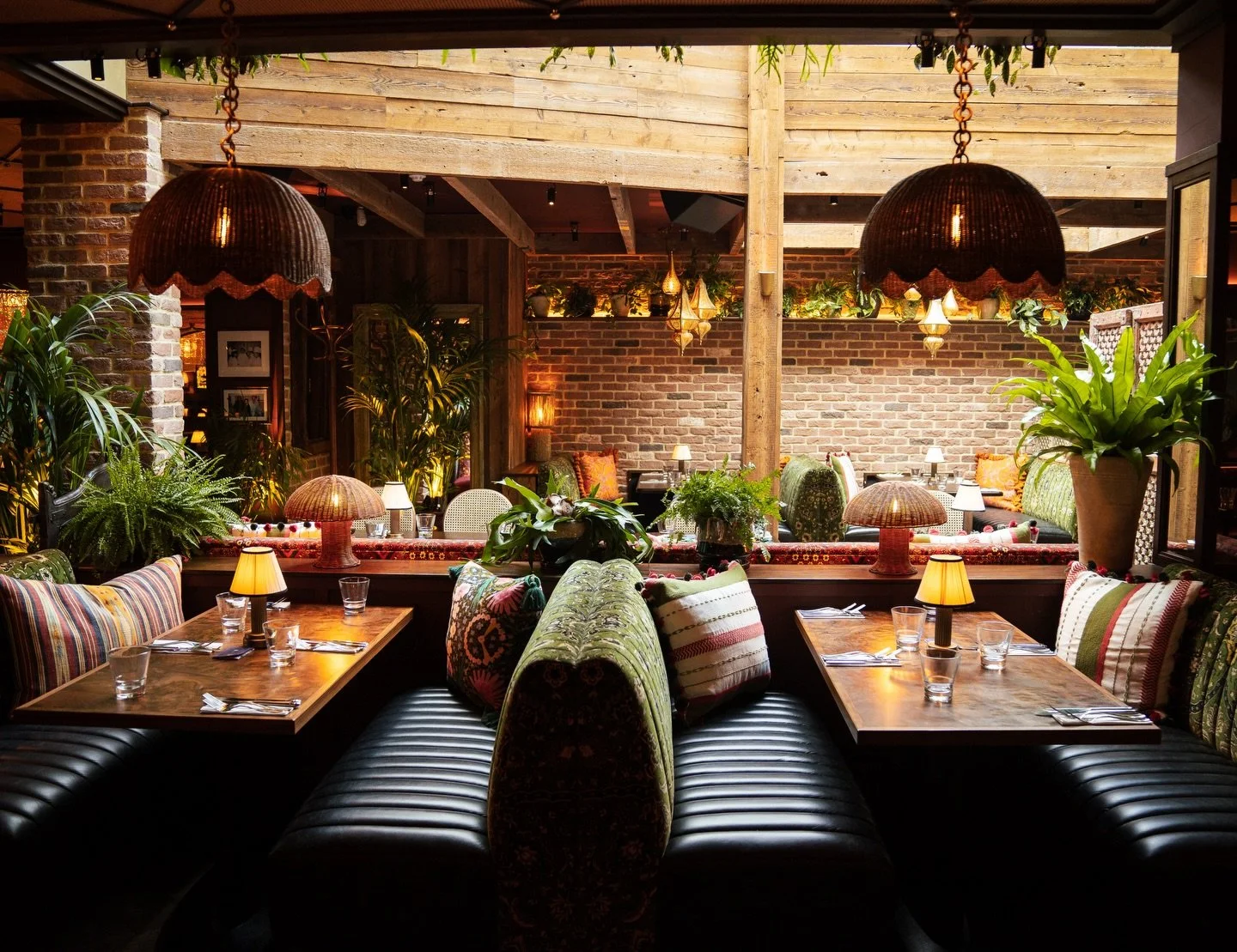 28 years in the industry, and still inspired by the beauty of Pakistani hospitality.

From intricate dining rooms to delicious meals, every Daata has been designed to make you feel at home since 1999. Book in online at Daata.ie