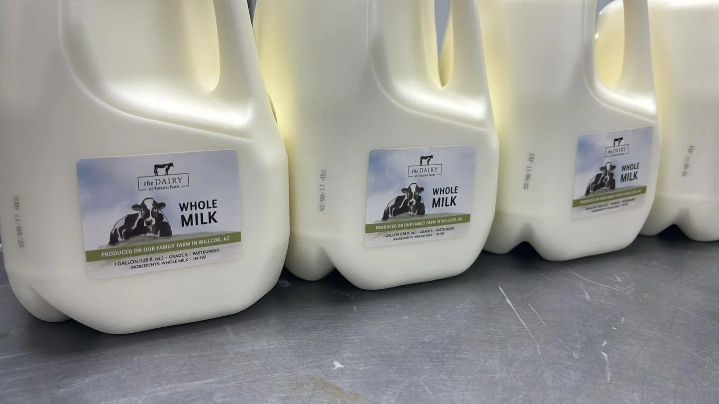 Fresh milk right off the bottling line. 

#tirritofarm #thingstodoinwillcoxaz #farmstay #thedairyattirritofarm
