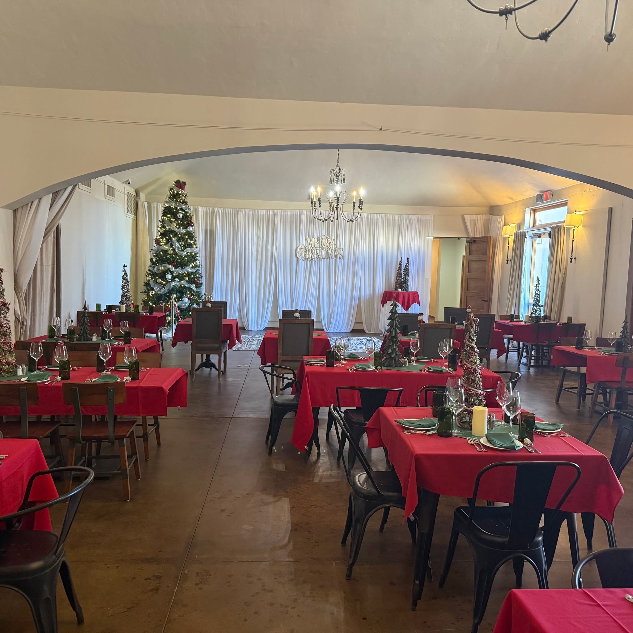 Last-Minute Holiday Plans? We&rsquo;ve Got You. 🍷🍺

Don&rsquo;t panic-buy gas station wine.
Our Taproom and Beehive Caf&eacute; are open Monday and Tuesday, so there&rsquo;s still time to stock up on holiday beer, wine, and gifts that won&rsquo;t e