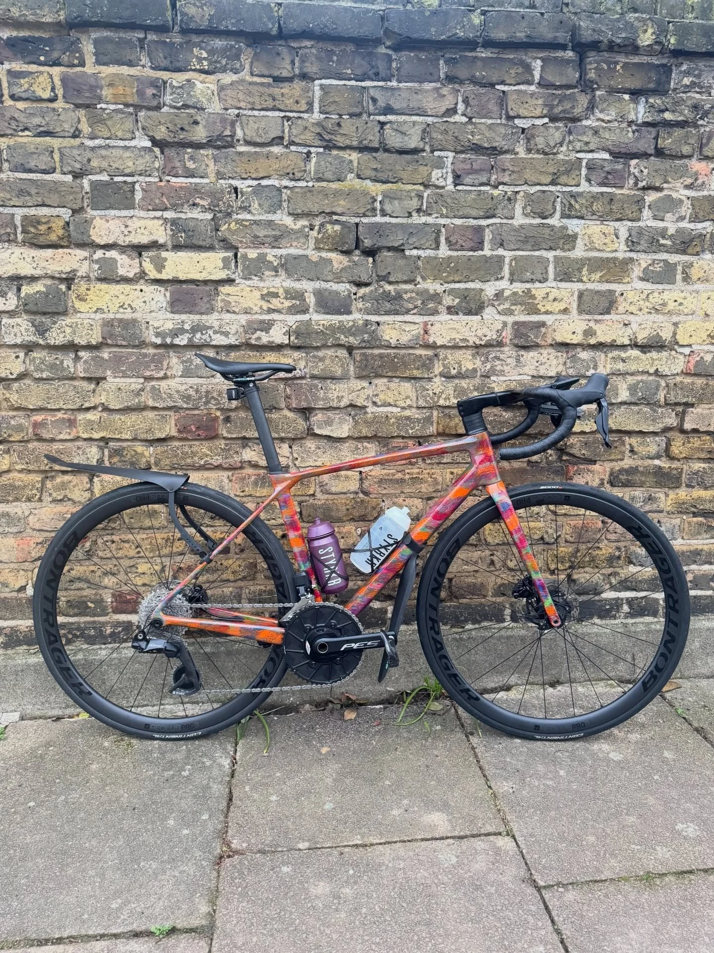 2025 Giant TCR &mdash; what a lovely bike. 

Custom paint job, a few Chinese parts that I&rsquo;m currently testing, and I&rsquo;ve got to say&hellip; I absolutely love them. The bike is an absolute rocket ship 🚀 

The weather is still a bit wet her