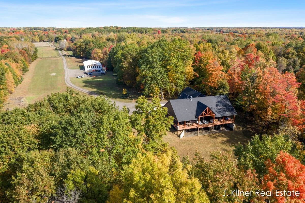 Gorgeous Private Retreat on 65 wooded acres! *Only 30 min to Downtown GRand Rapids* 