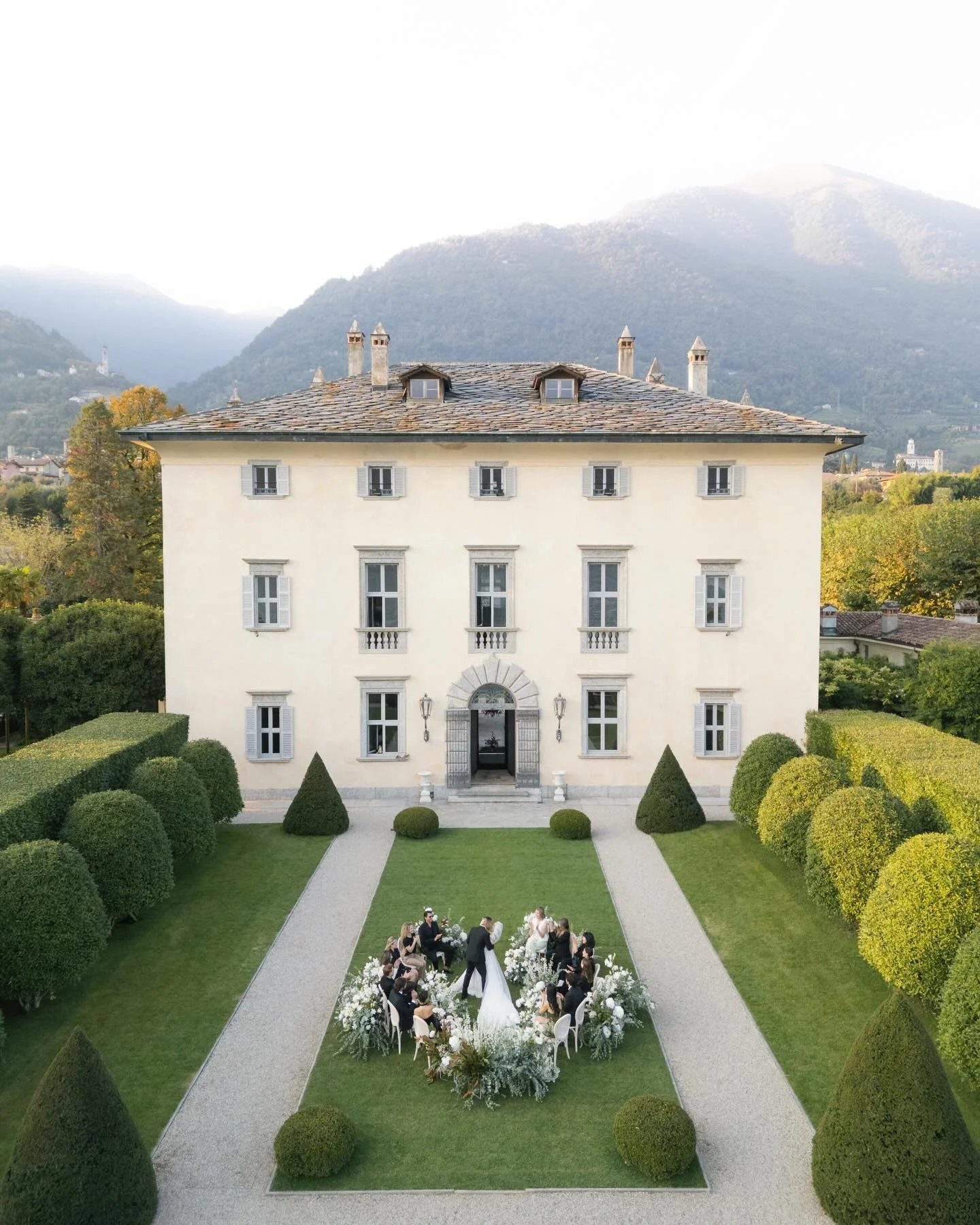 The time I went to Lake Como and kept most of it to myself.

For couples planning a European wedding, I still have a few dates open for 2026 and am now booking 2027!

Photographer @victoriakaitphoto 
Venue: @villa_balbiano 
event planning &amp; coord