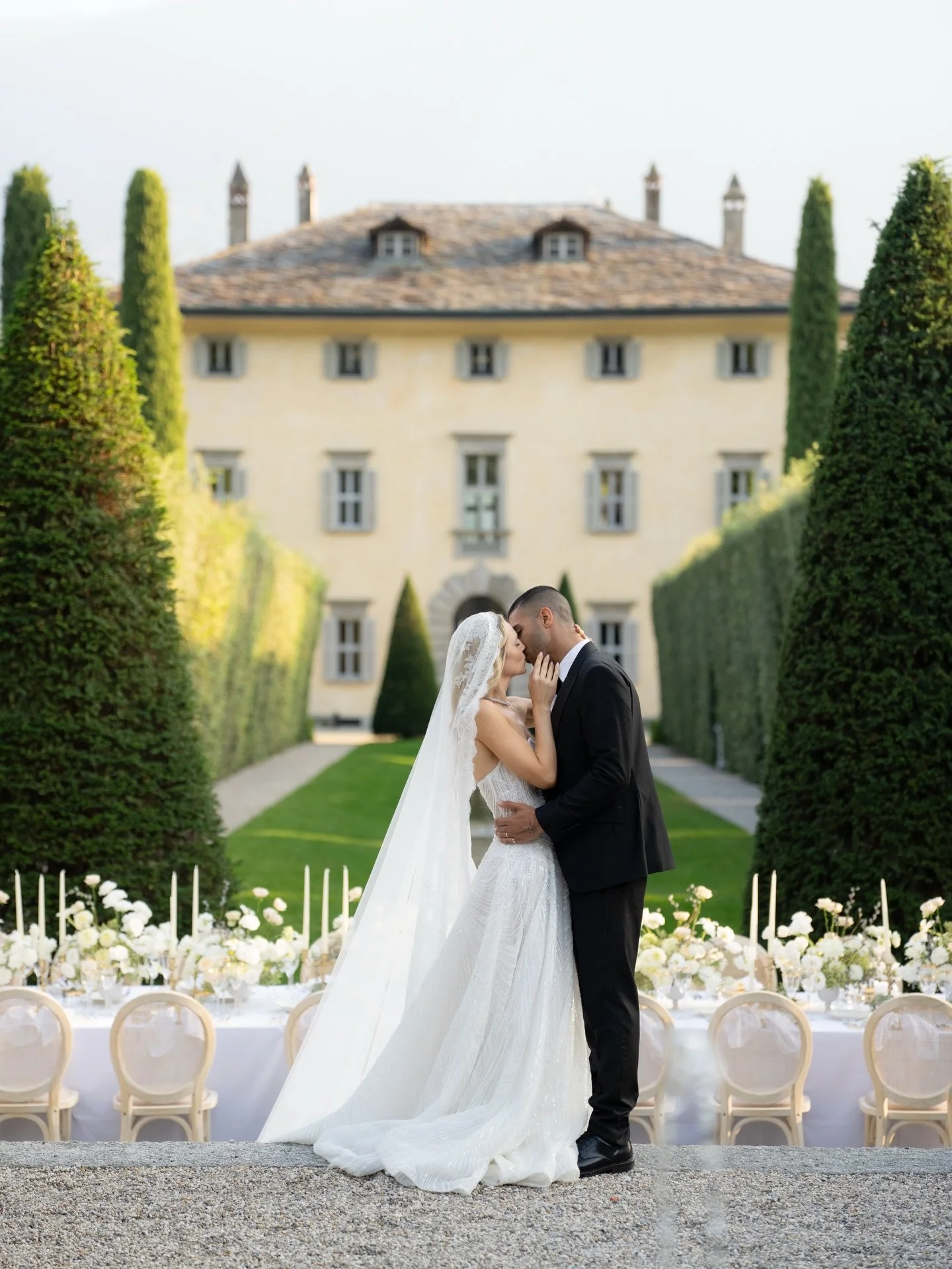 the magic of a summer wedding Italy&hellip;
Can&rsquo;t wait to go back. 

Photographer @victoriakaitphoto
venue: @villa_balbiano 
event planning &amp; coordination:
@sparklingmoments.events
creative direction &amp; design: @still_miracle co-planning