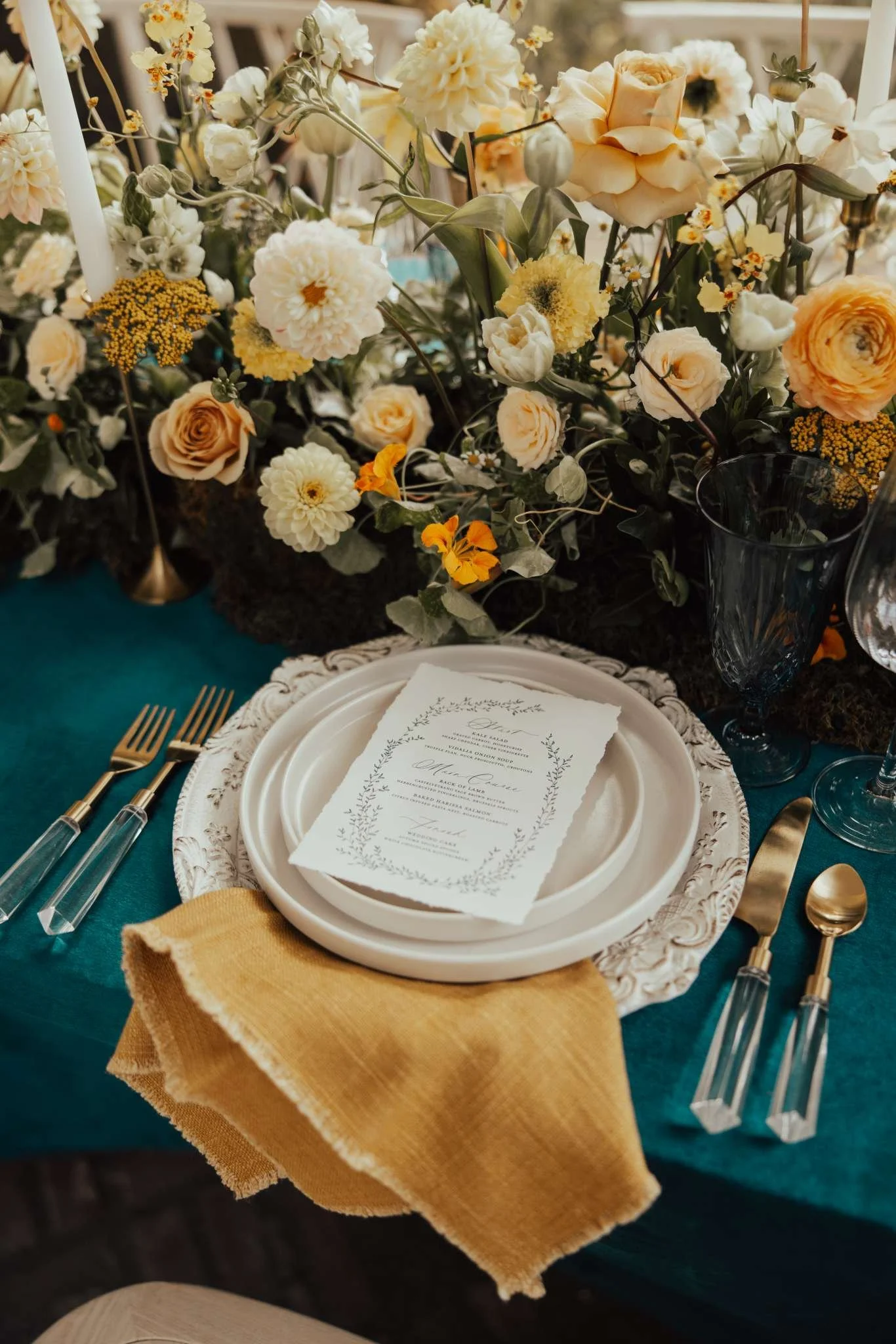 What is a charger plate? Why you need them at your wedding 