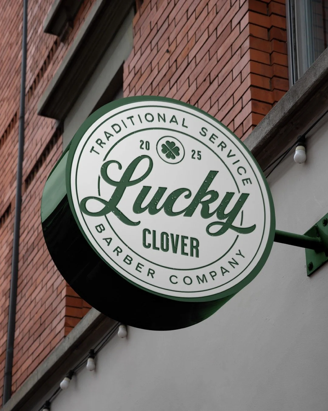 Lucky Clover Barber Company

A heritage-inspired brand identity concept for a traditional barbershop built to feel established, memorable, and confident.

#BrandIdentityDesign #BarbershopBranding #BadgeLogo #BrandDesigner #HeritageBranding