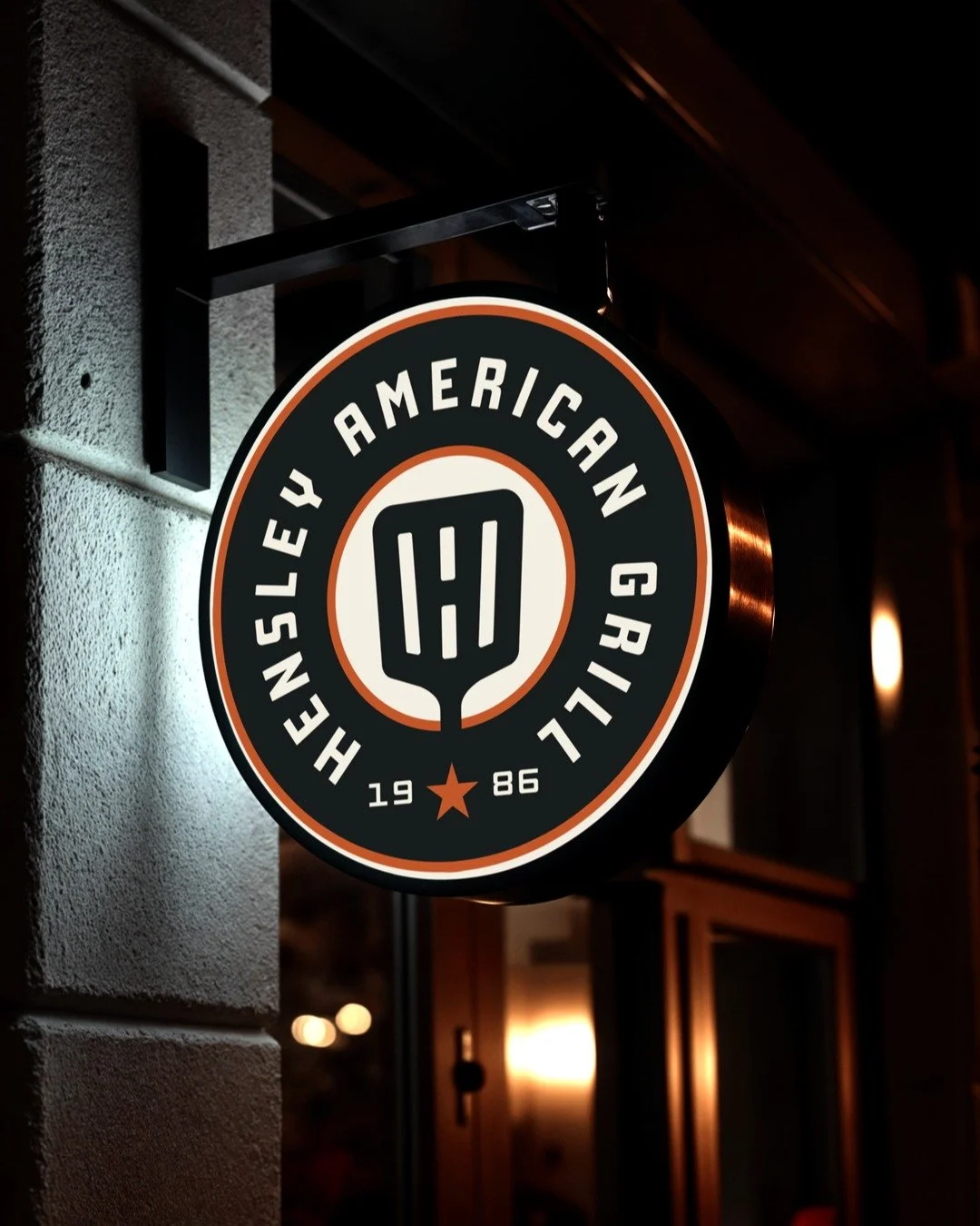 A complete identity system for Hensley American Grill, built to feel bold, familiar, and ready for the real world.

From signage and menus to packaging, uniforms, and delivery, every piece was designed to create a consistent restaurant brand experien