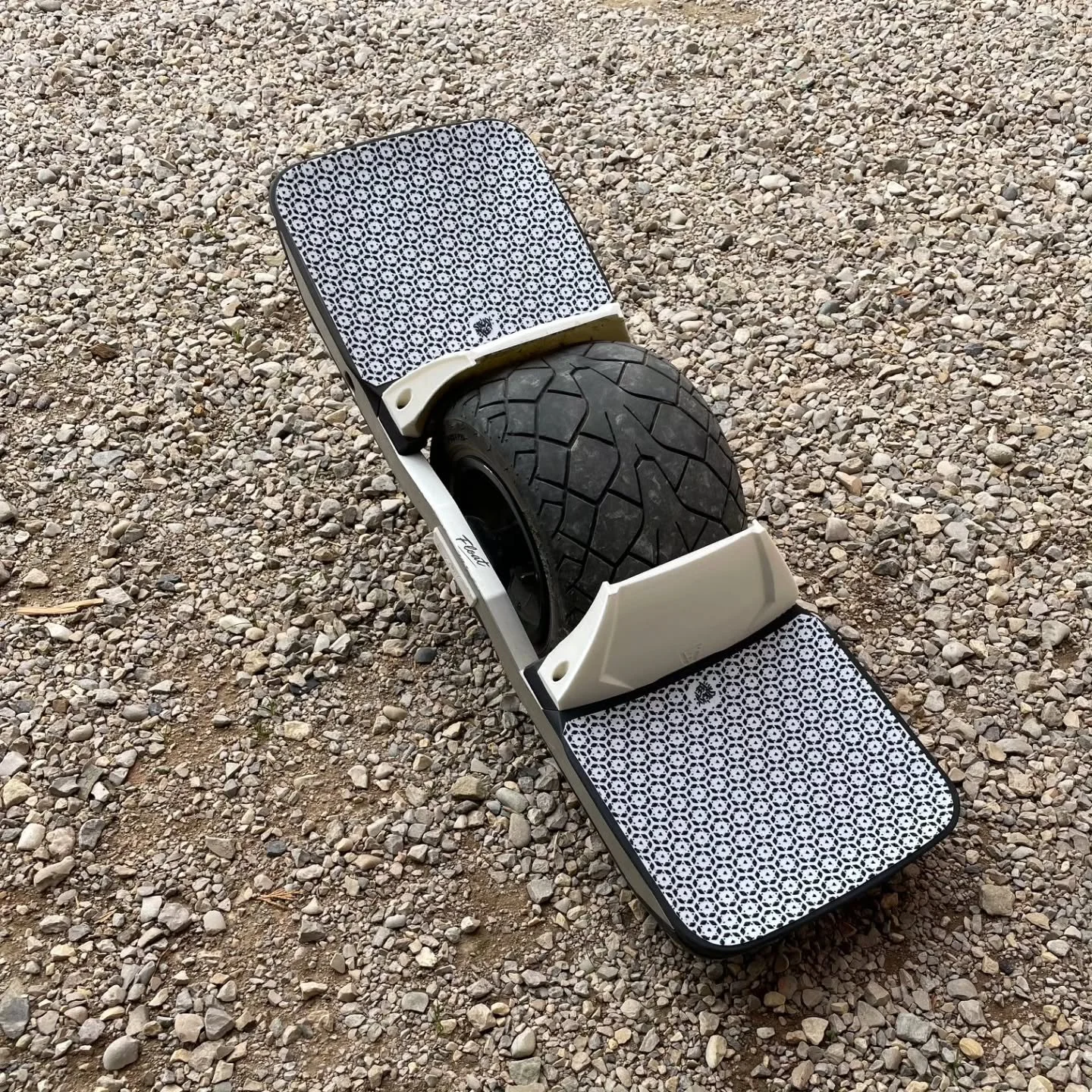Another happy customer, this time in France 🇫🇷. The best and most durable grip for #onewheel 💪 
www.sticky-feet.com
#onewheelnation #rideonewheel #stickyrider