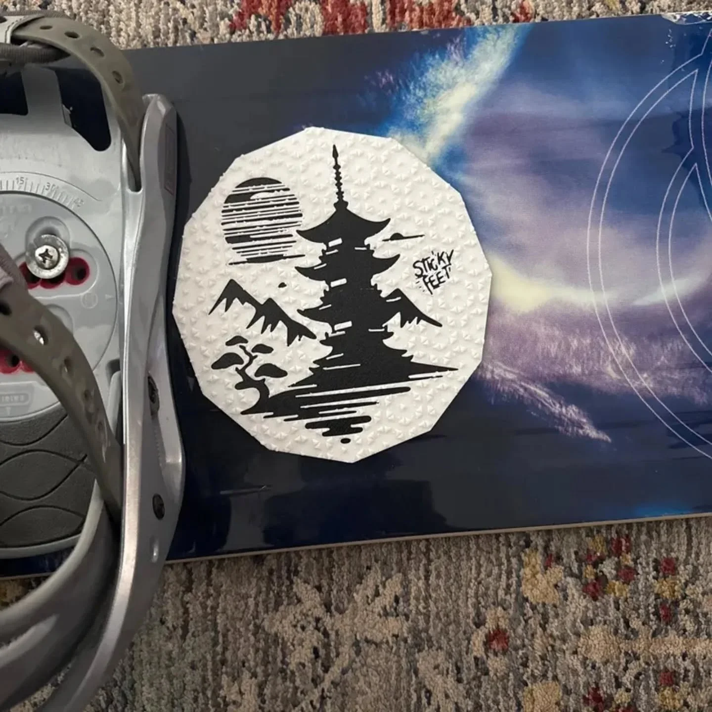 Most stomp pads are afterthoughts, they look fine for a week, then peel, pack with snow, and lose their bite. EvoGRIP&trade; is different. It&rsquo;s more like grip tape than a traditional stomp pad, delivering real traction that locks into your boot