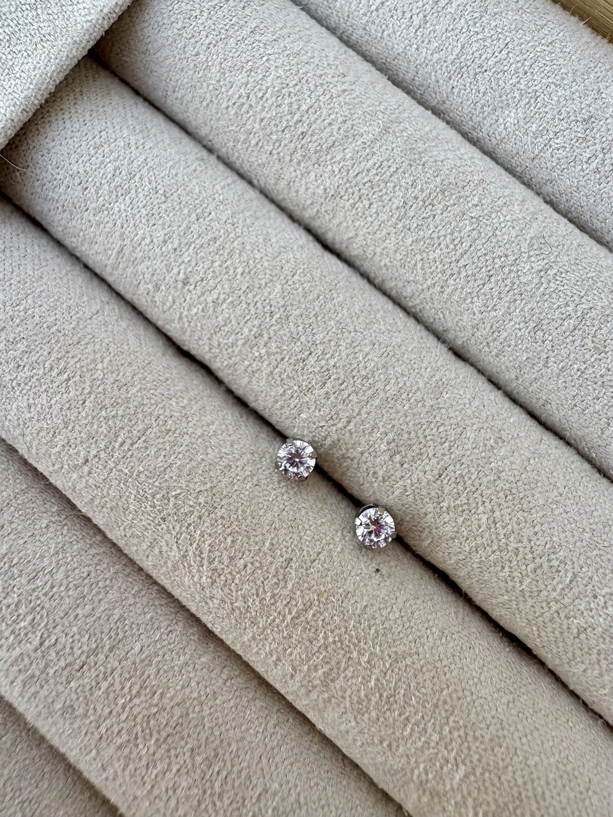 3mm Silver Prong Clear Crystal.jpg