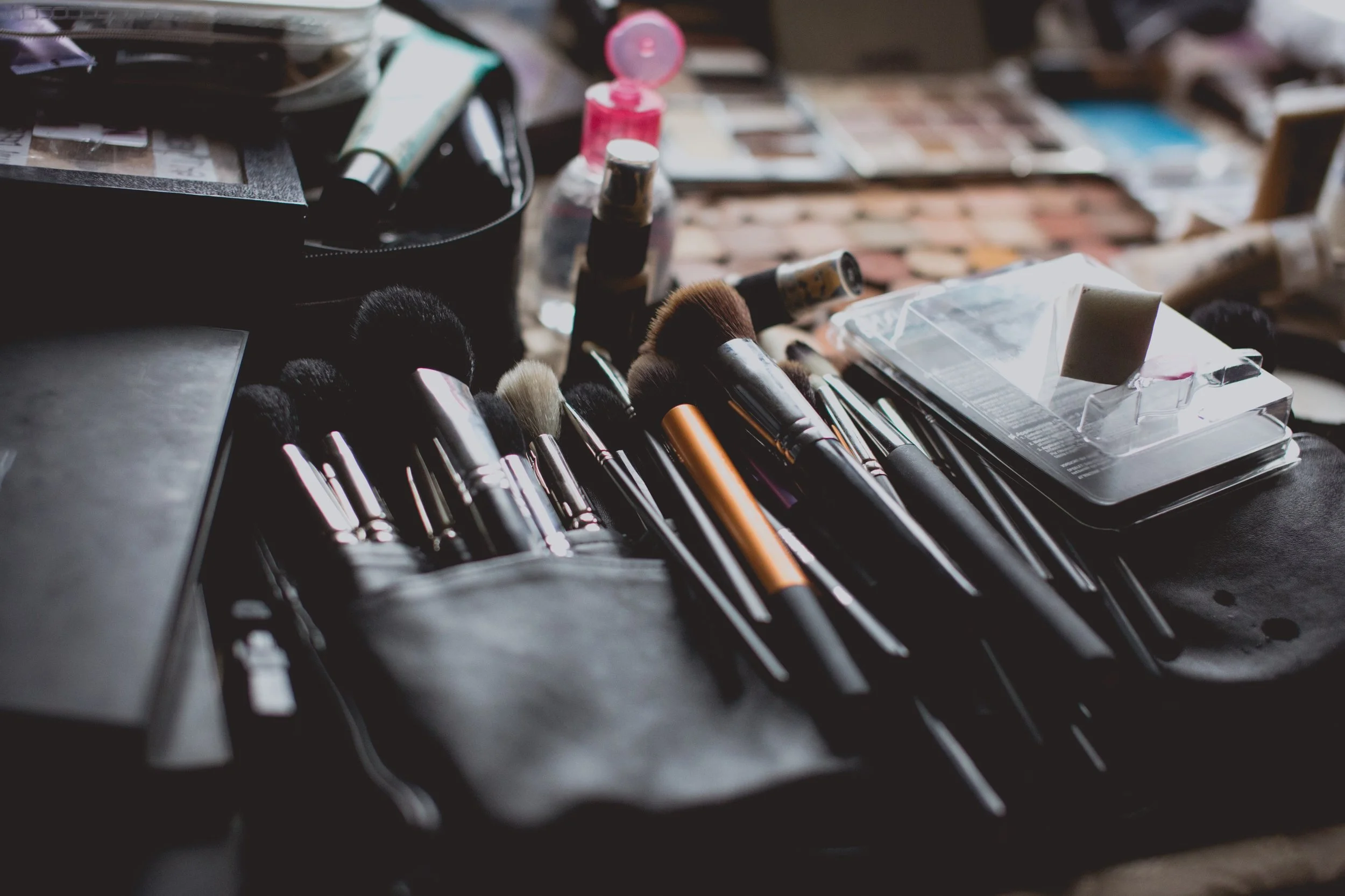 Luxury makeup artist providing a calm, personalized beauty experience for a client in Toronto and the GTA