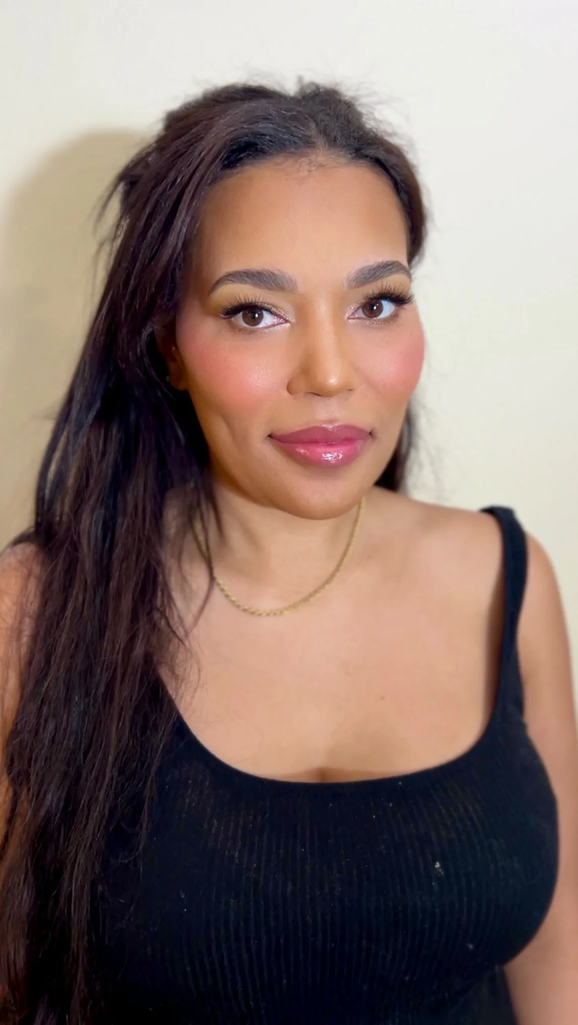 The “Instagram face” era? Yeah… it’s over.
Real women want to look like themselves — just a little more polished, a little more radiant.
After 12+ years behind the brush, I’ve learned that the best compliments ar