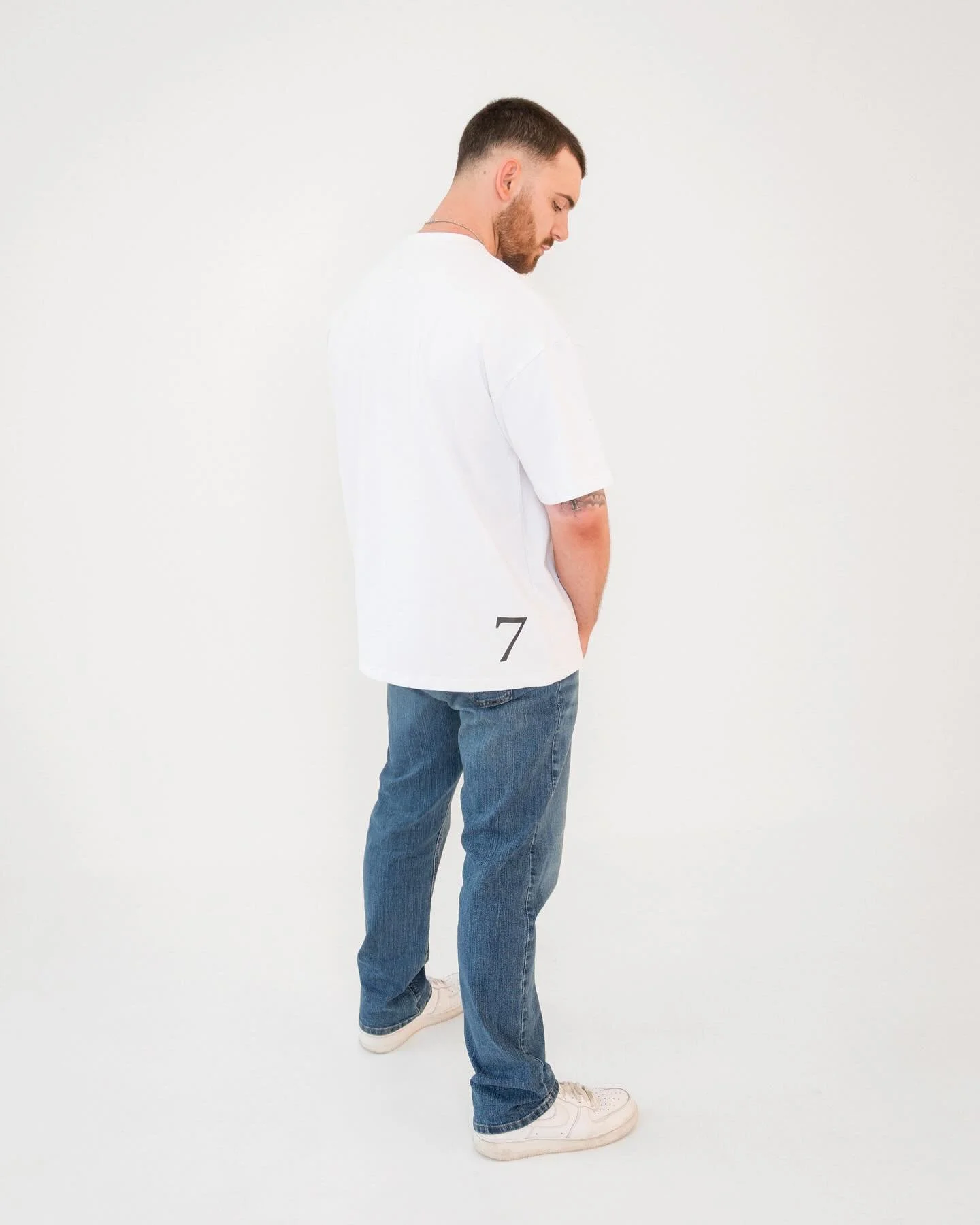 Oversized fit✔️ heavyweight✔️ subtle design✔️ 
 
Shop the Oversized Studio T-Shirt on our website. Link in bio 🖤