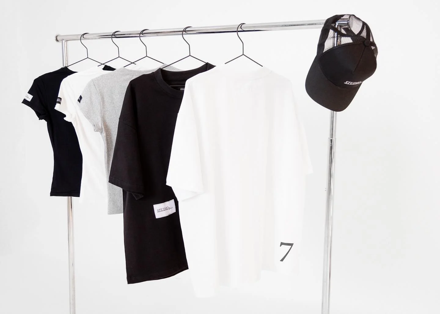 Double tap if your closet also consist of zero color 🖤

Link in bio 🔗