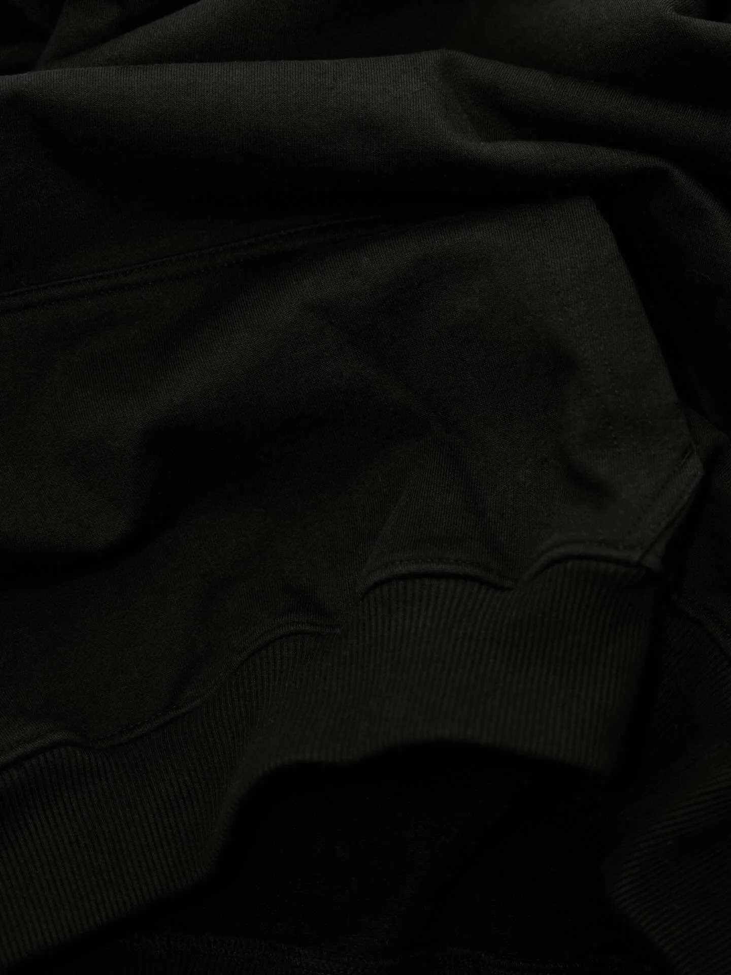 Core Hoodie &mdash; premium heavyweight cotton.
Refined structure.
Lasting quality.