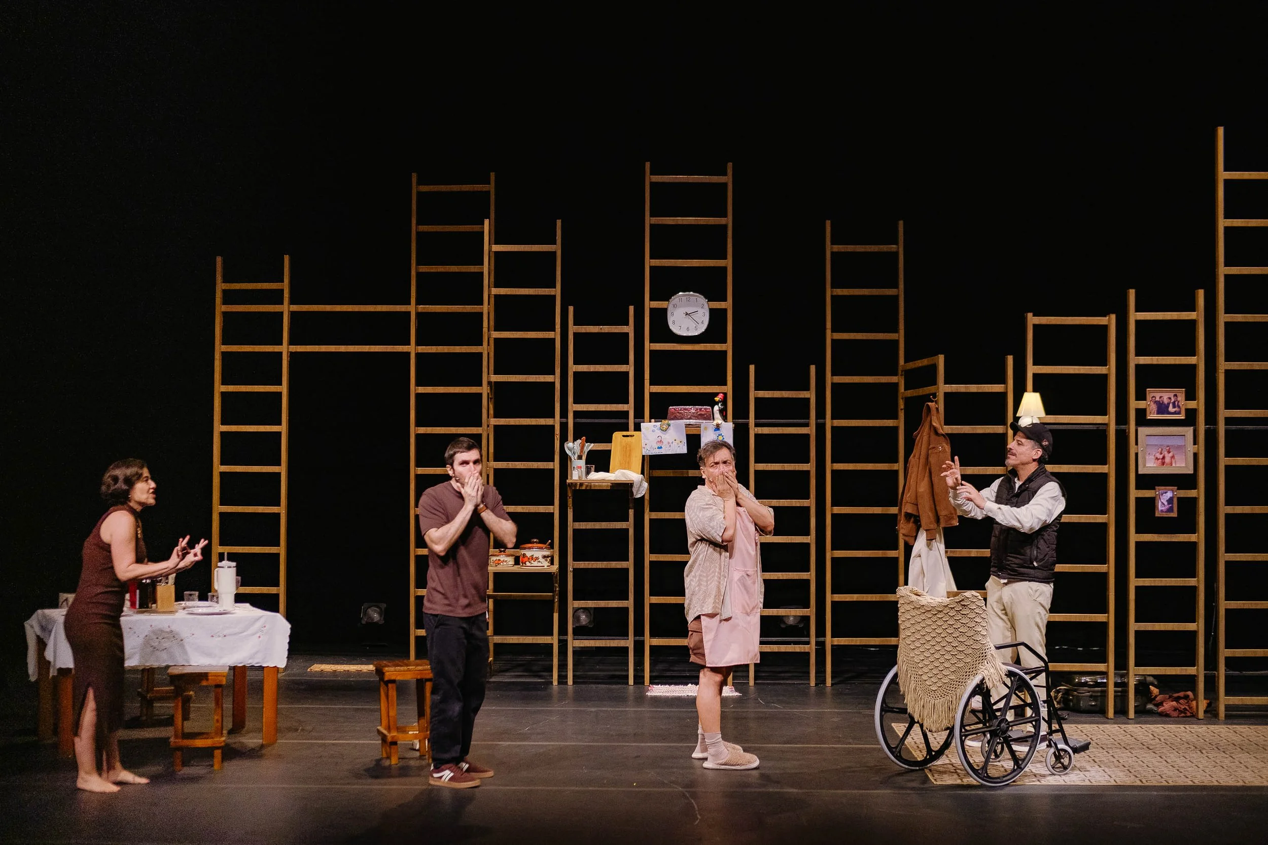o-formigueiro-teatro-adolpho-bloch-200.jpg