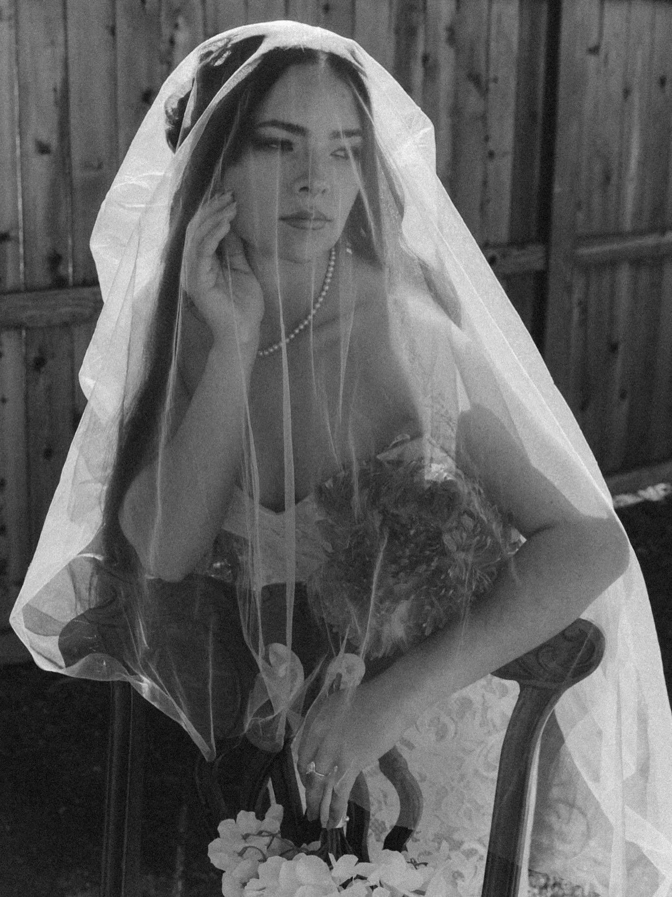 A bride and her chicken. And a good glam. That&rsquo;s all. 🤗

Photos taken by me and edited by @mbcapturedlifestyle @mbcapturedmoment 
Stunning hair by @braidsby_emilydrew 

#bridalglam #glambymua #bridemakeup #softglambride #brideandchicken 🐔