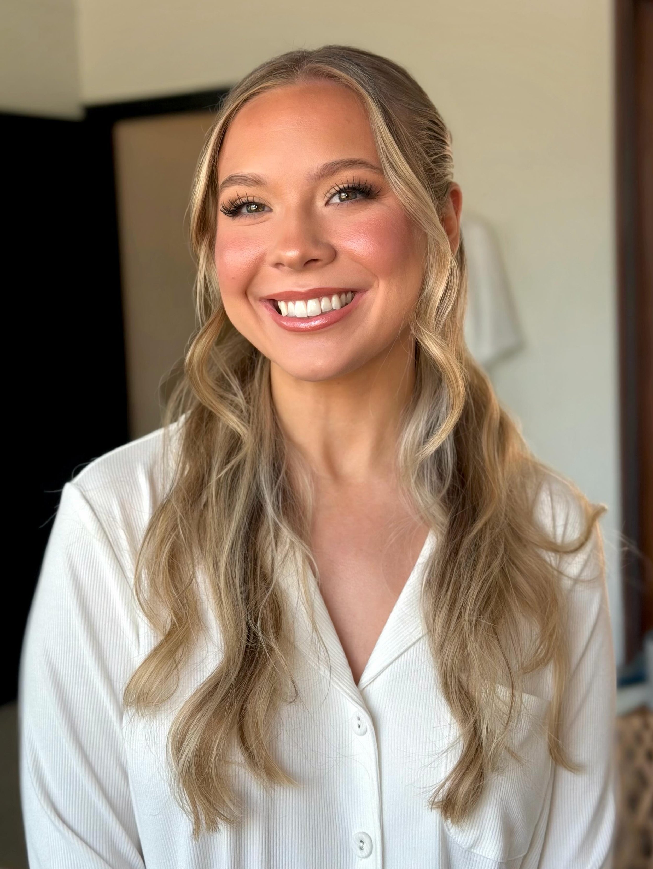Soft glam that still feels like *you* ✨
Glowy skin, soft definition, wispy lashes, and the sweetest bridal smile to top it all off 🤍

Hair by @jessicastylehair 🤎

#BridalMakeupArtist #SoftGlamBride #WeddingMakeup #BrideToBe #BridalBeauty