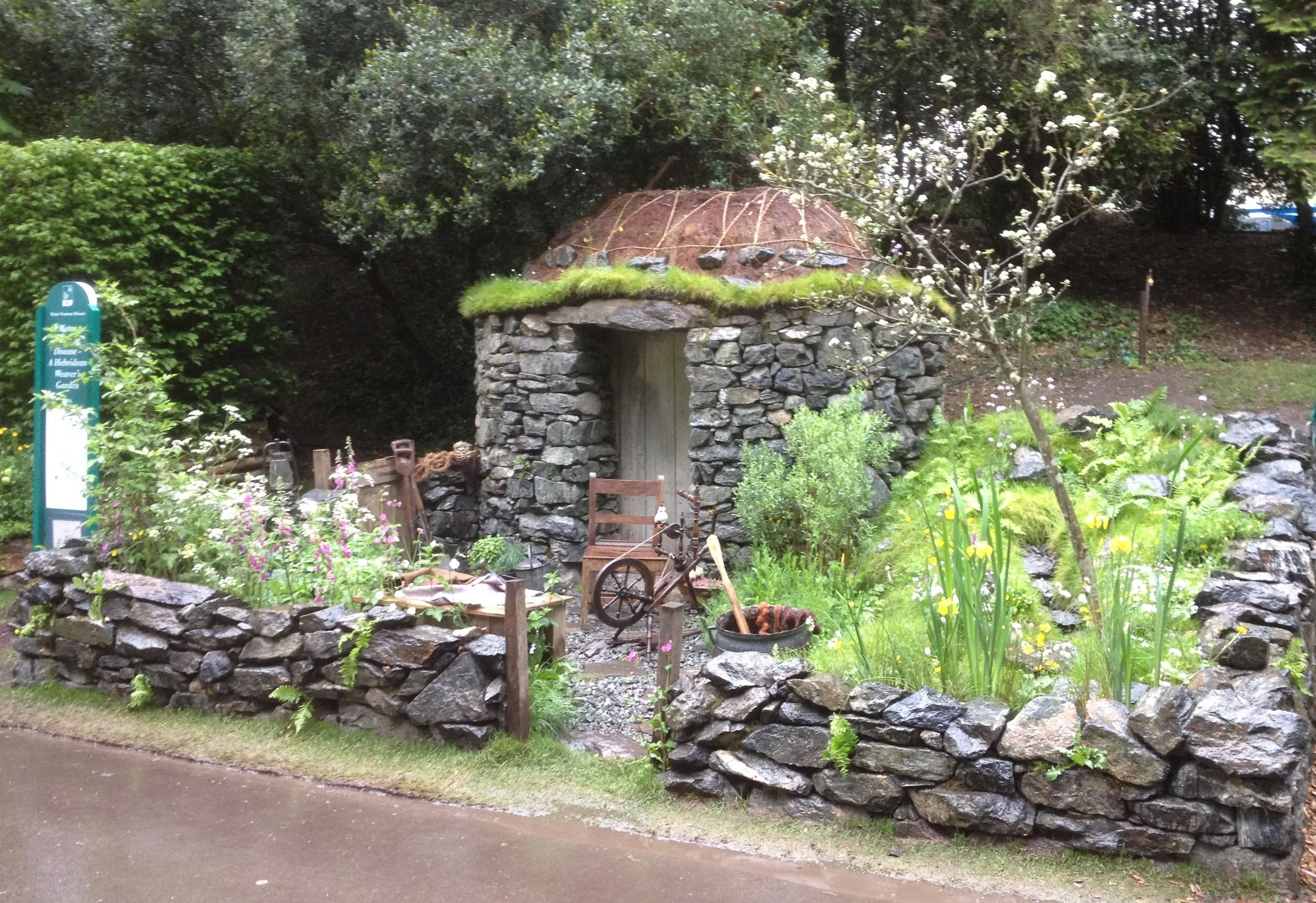 Chelsea flower show gold medal winning garden by Nottinghamshire garden design by Olive Tree Garden. Nottinghamshire landscape gardener