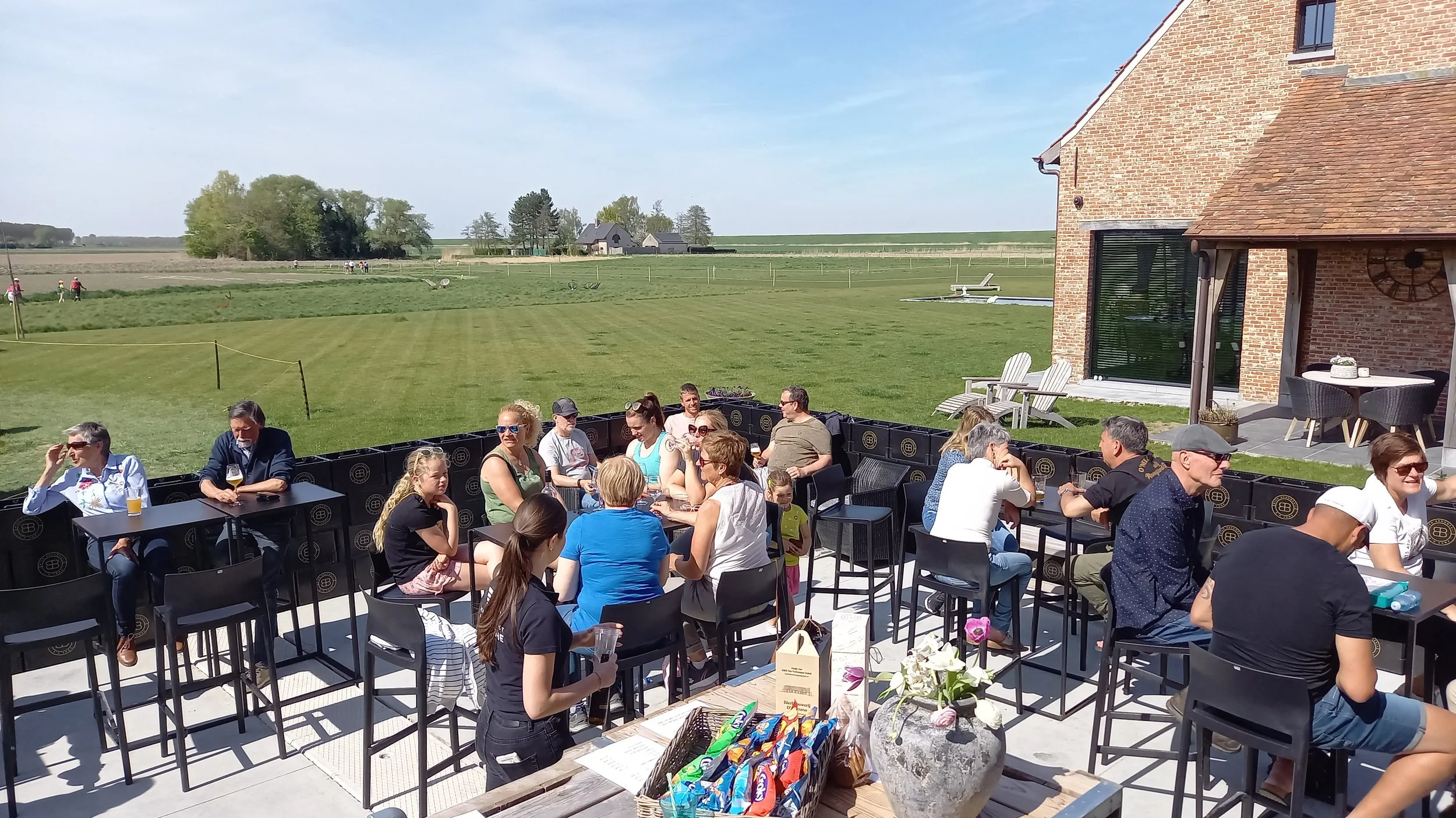 Bierproeverij op het terras van brouwerij D'n Emma met uitzicht over de Zeeuwse polder