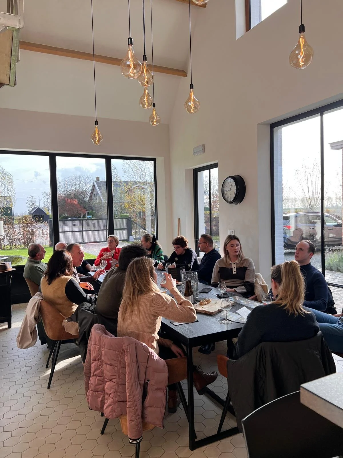 Rondleiding en bierproeverij met een groep in het proeflokaal van bierbrouwerij D'n Emma in Emmadorp