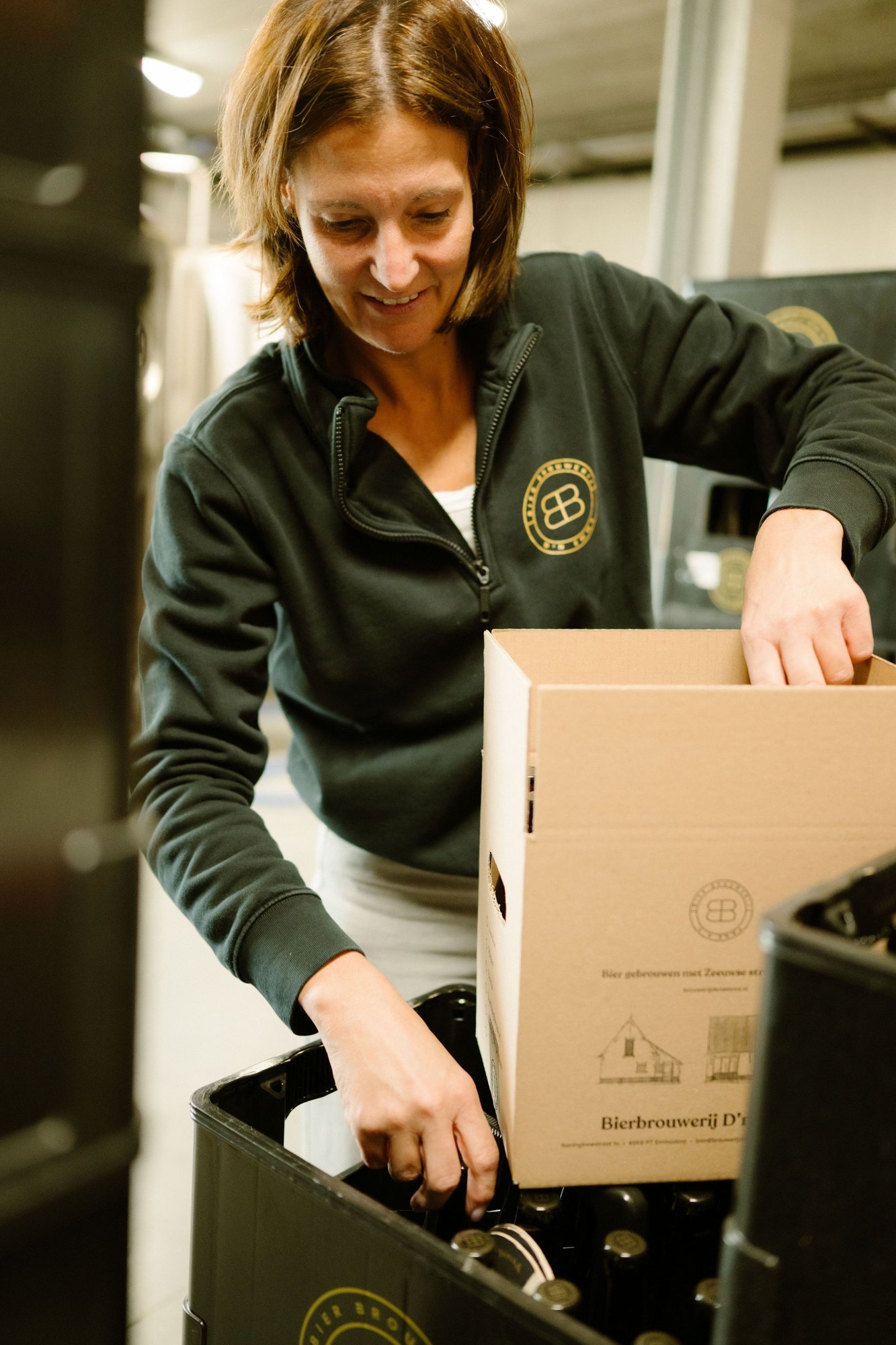 Zeeuws bier wordt met zorg ingepakt voor verzending bij familiebrouwerij D'n Emma