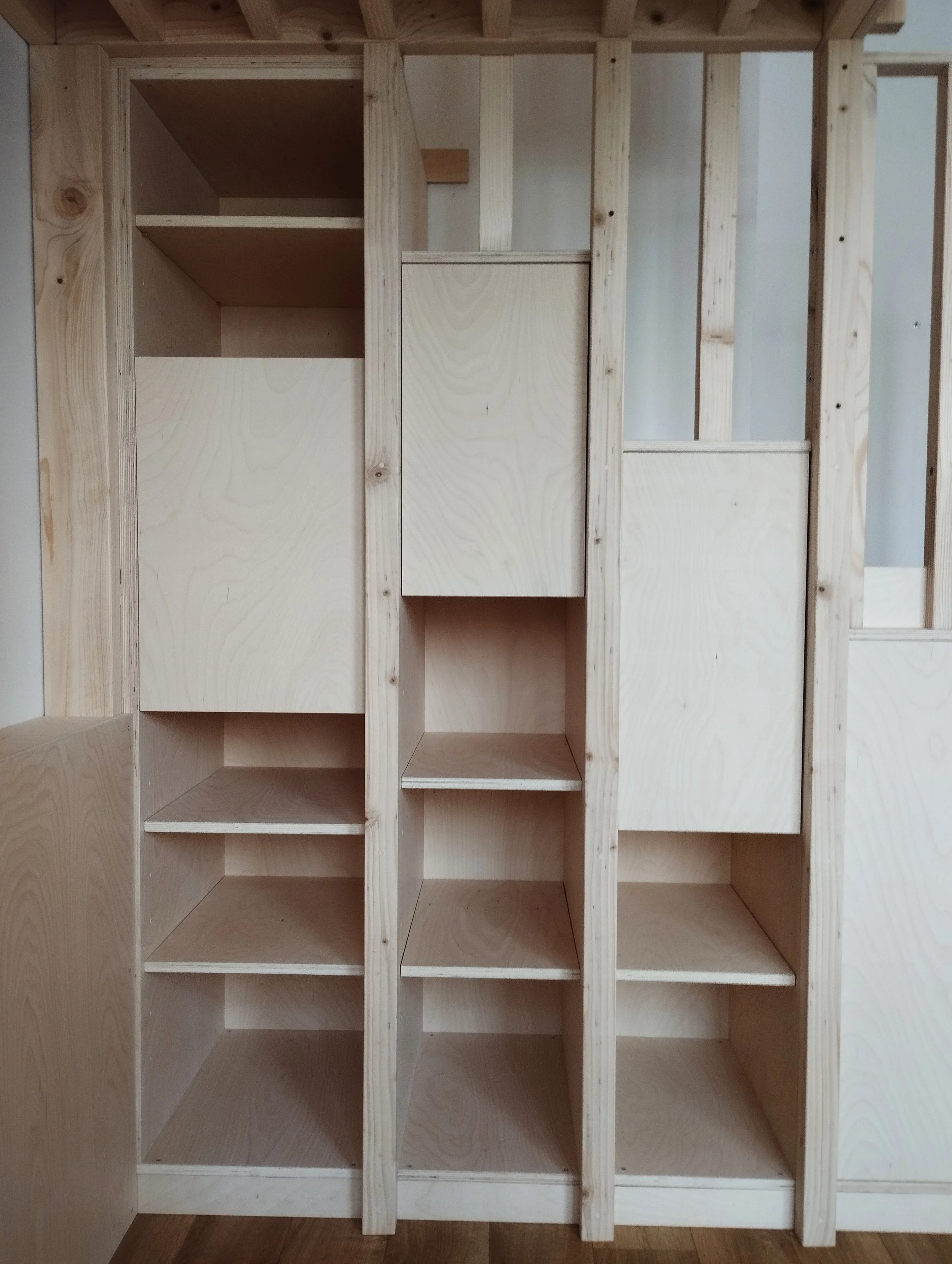 mezzanine-vue-face-rangement-sous-escalier.jpg