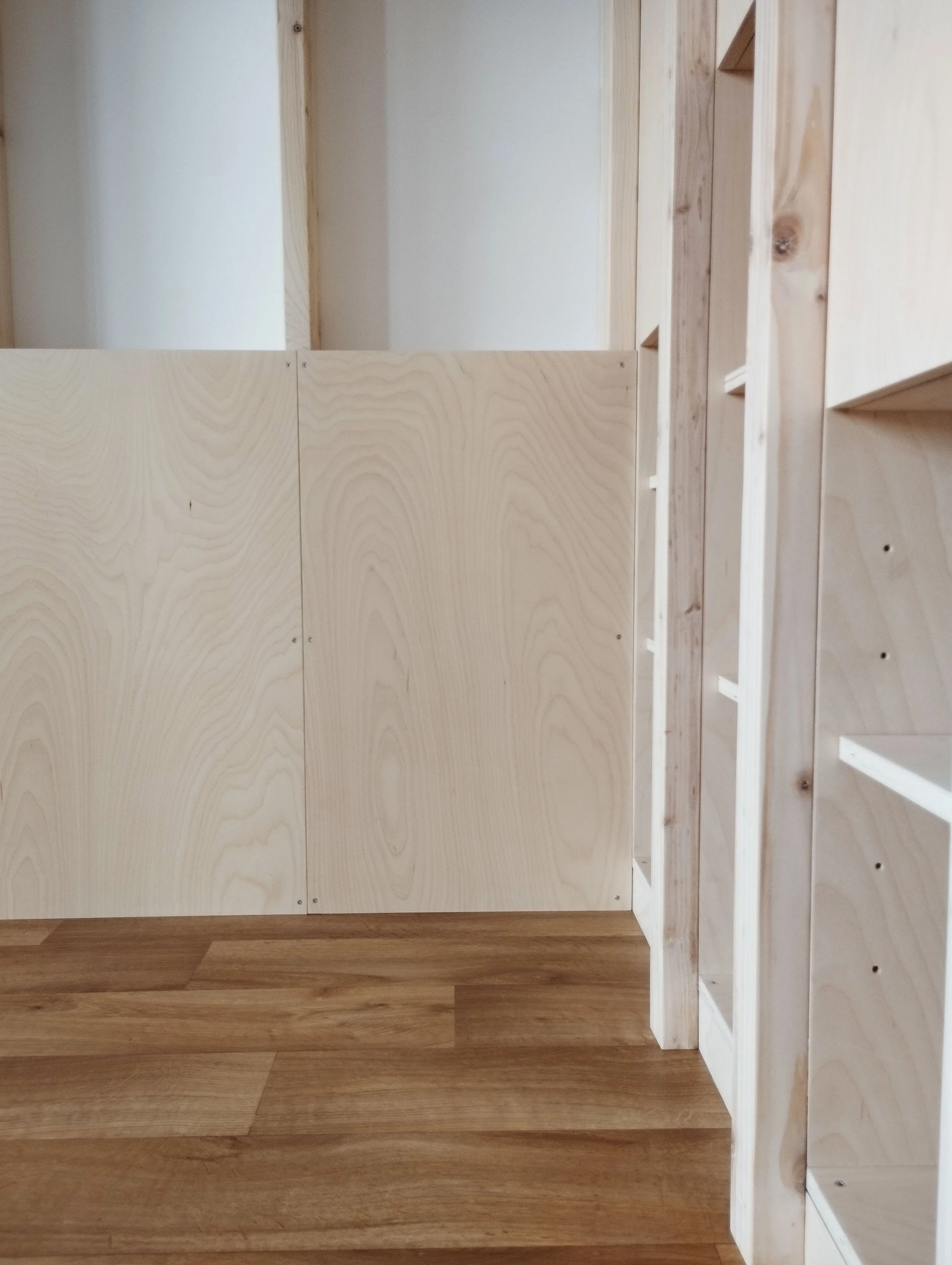mezzanine-vue-face-rangement-sous-escalier-bureau.jpg