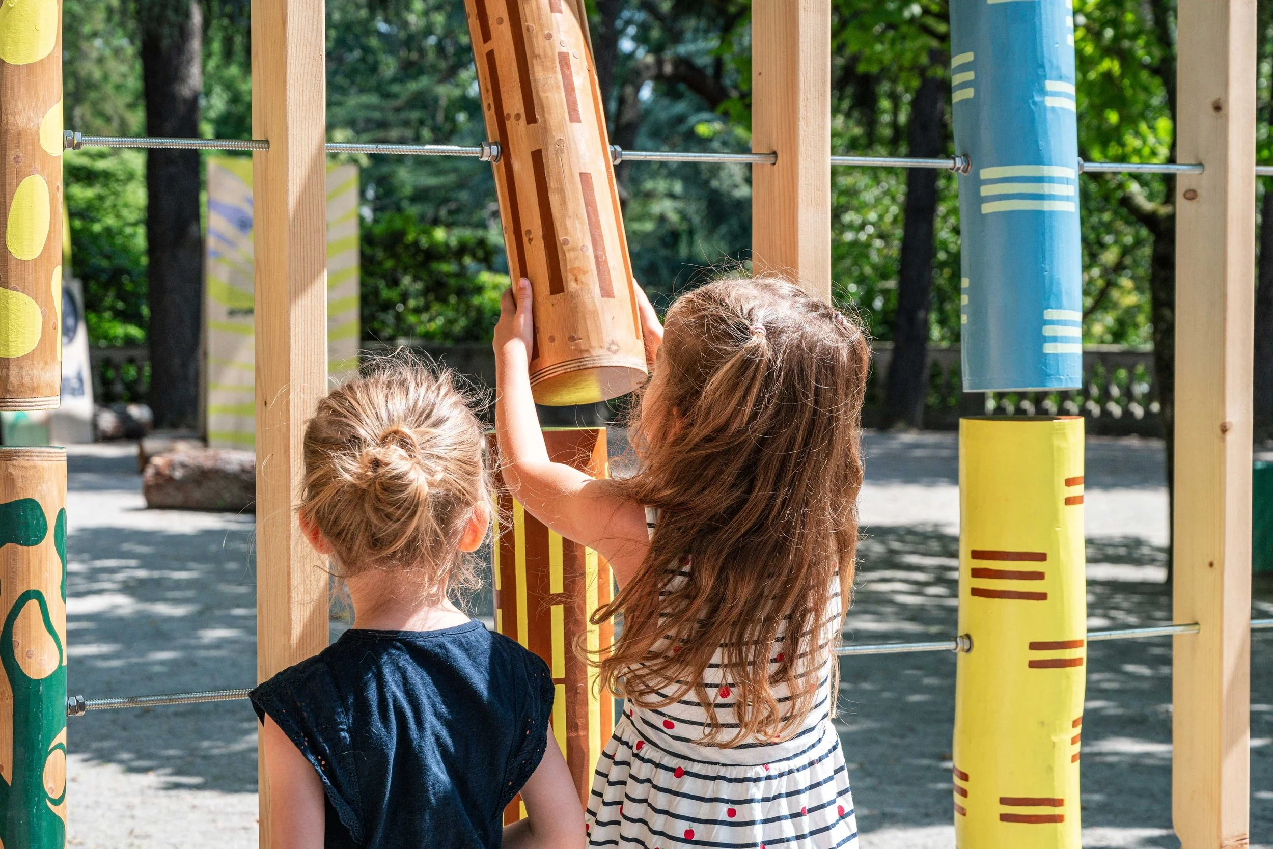 Arbres-de-pluie-detail-enfant-joue-baton-de-pluie.jpg