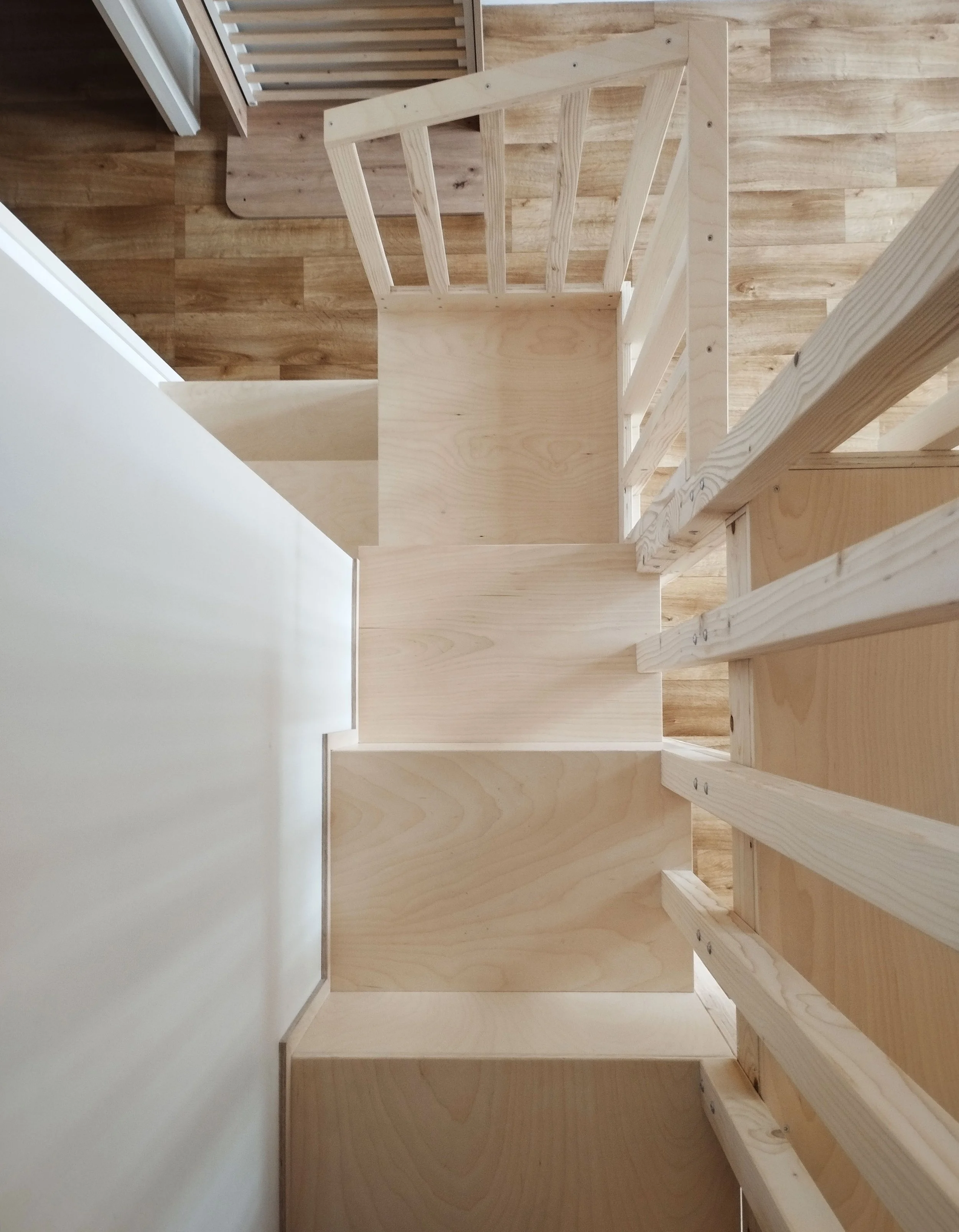 mezzanine-detail-escalier-marches-vue-dessus.jpg