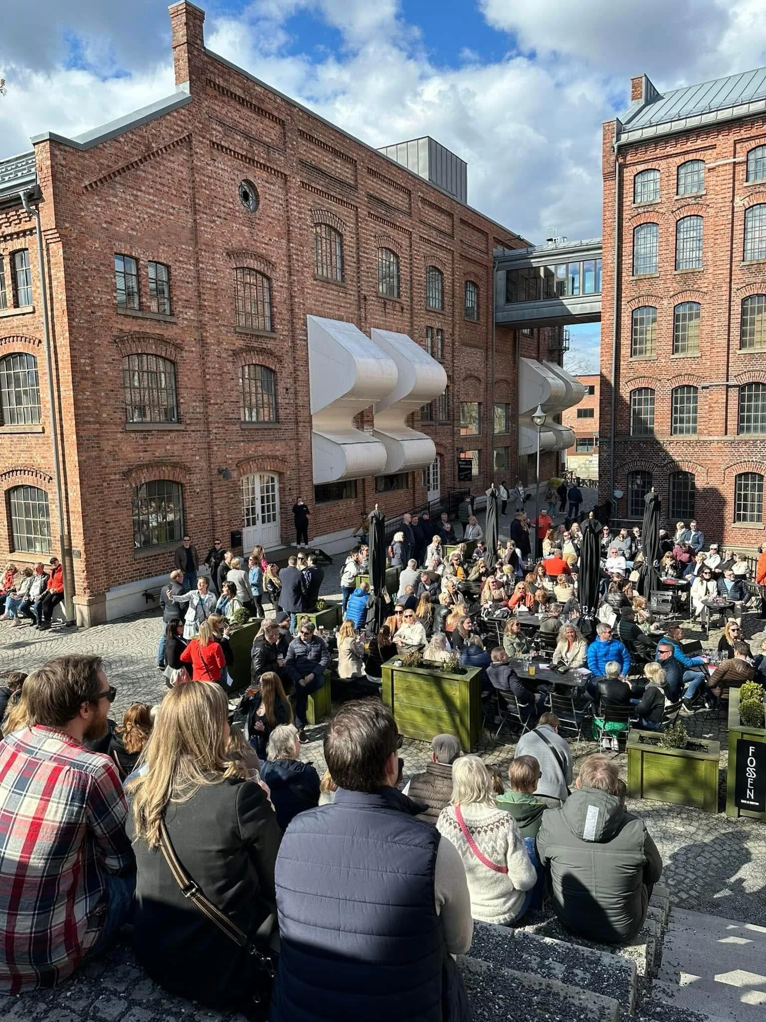 🔥 L&oslash;rdag og i dag M&Aring; du til byen! 🔥

Denne helgen koker Moss av opplevelser! 🎉
Bli med p&aring; Kulturell pubrunde med hele 37 konserter p&aring; 19 utesteder, fra tidlig ettermiddag og utover. 🎶🍻
Ta ogs&aring; turen innom byens bru