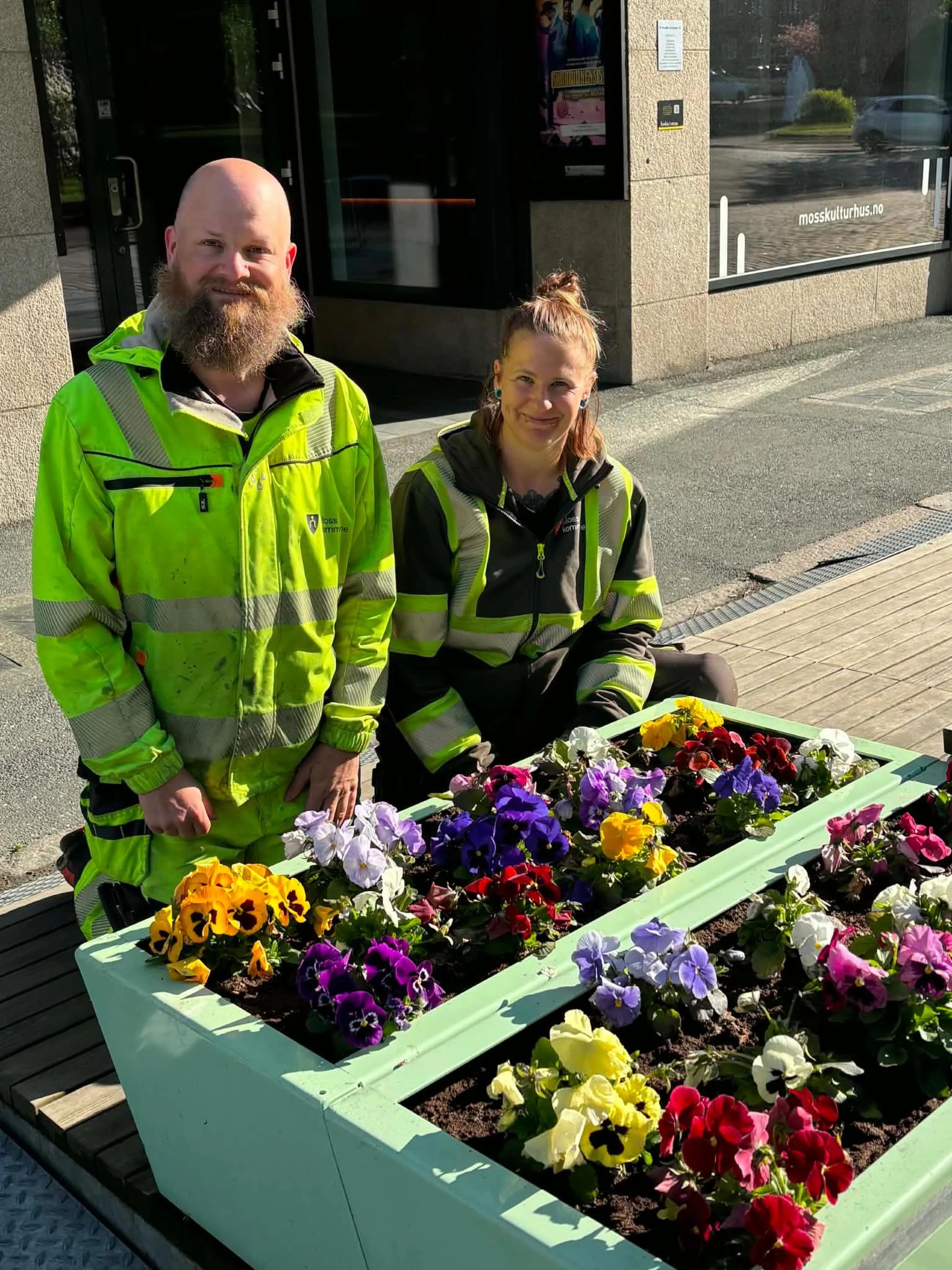 Vi gjentar suksessen🌷🌻🌸

Vil du arve noen av stemorsblomstene fra  byen v&aring;r?

🌸 Tirsdag 26. mai klokken 09.00  st&aring;r Moss kommune  sine gartnerne  klare med stemorsblomster som n&aring; kan f&aring; nye eiere 🌼

M&oslash;t opp  tirsda