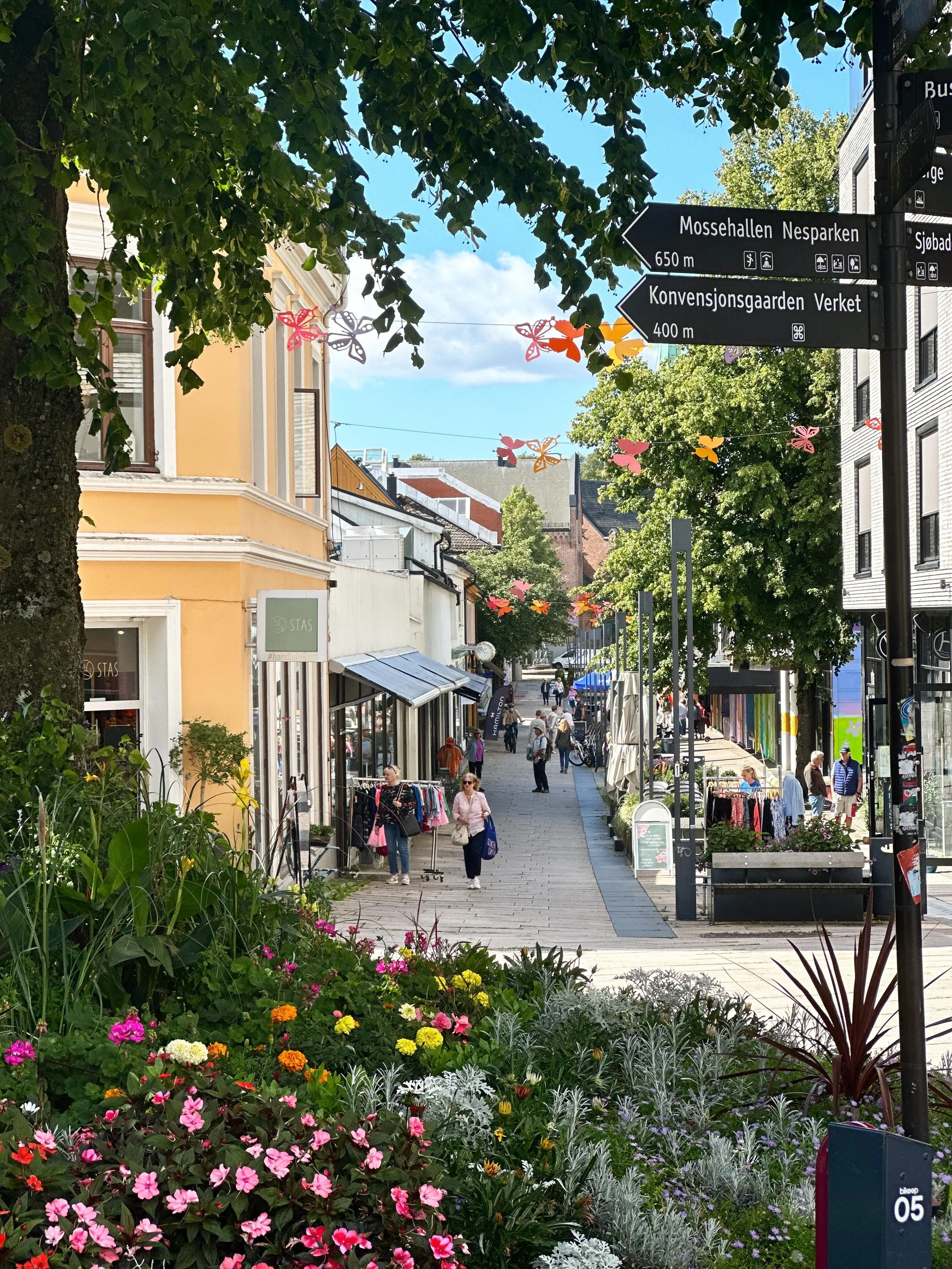 God tirsdag ☀️
Legg turen innom g&aring;gata i dag &aring; bes&oslash;k de lokale butikkene v&aring;re 🛍️

___
#shopping #visit&oslash;stfold @visitostfold_official #visitmoss #handlelokalt