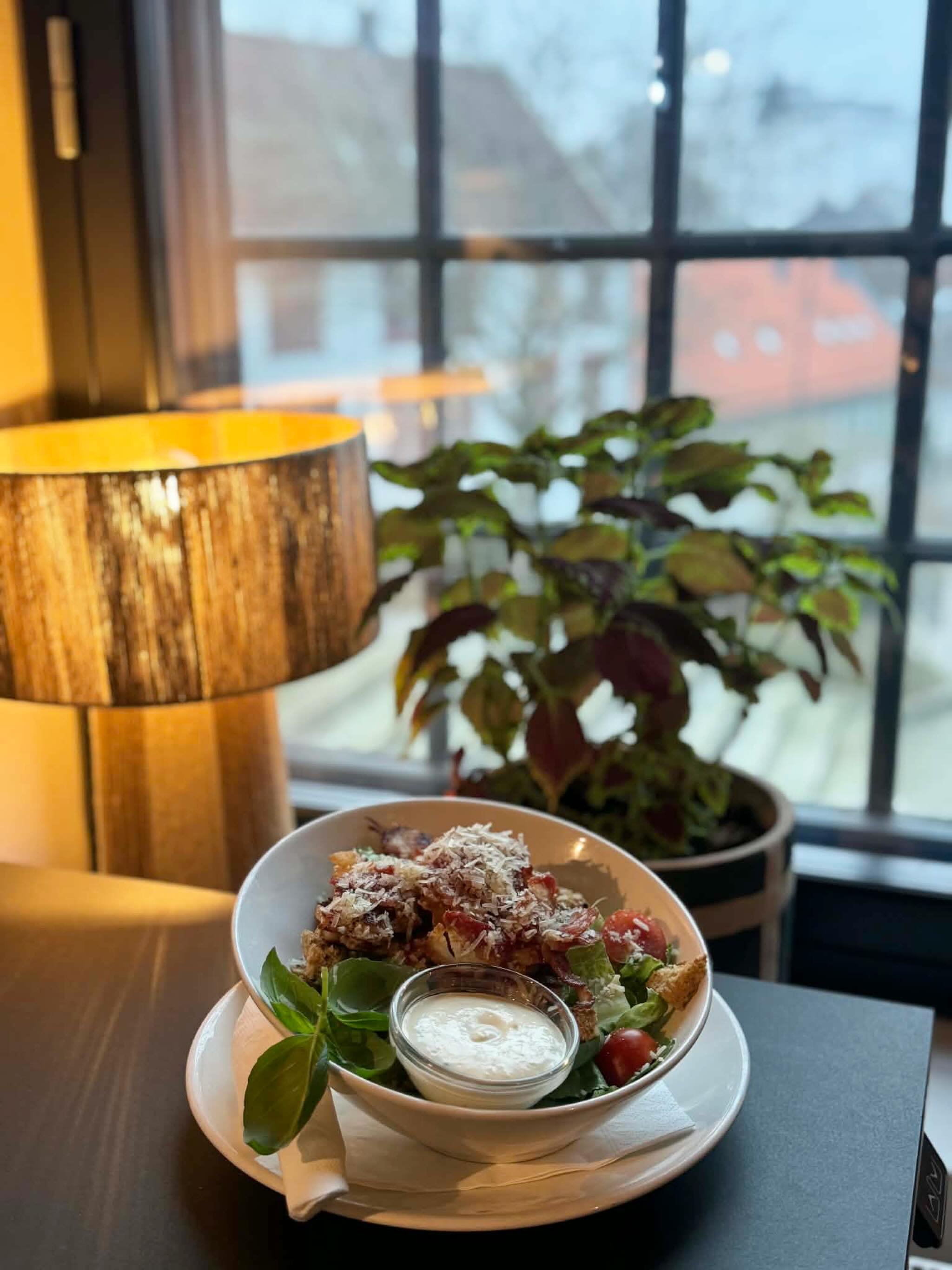 Fredag og vi er klare for helg i byen v&aring;r 🙋🏼&zwj;♀️

Hva med &aring; ta turen innom @caferiis for en matbit, @cocktail_by_rangur_madur for en drink eller @odeon_kino med hele familien? 😀

Sjekk ut linken i bio for flere tips. 

____
#visit&o