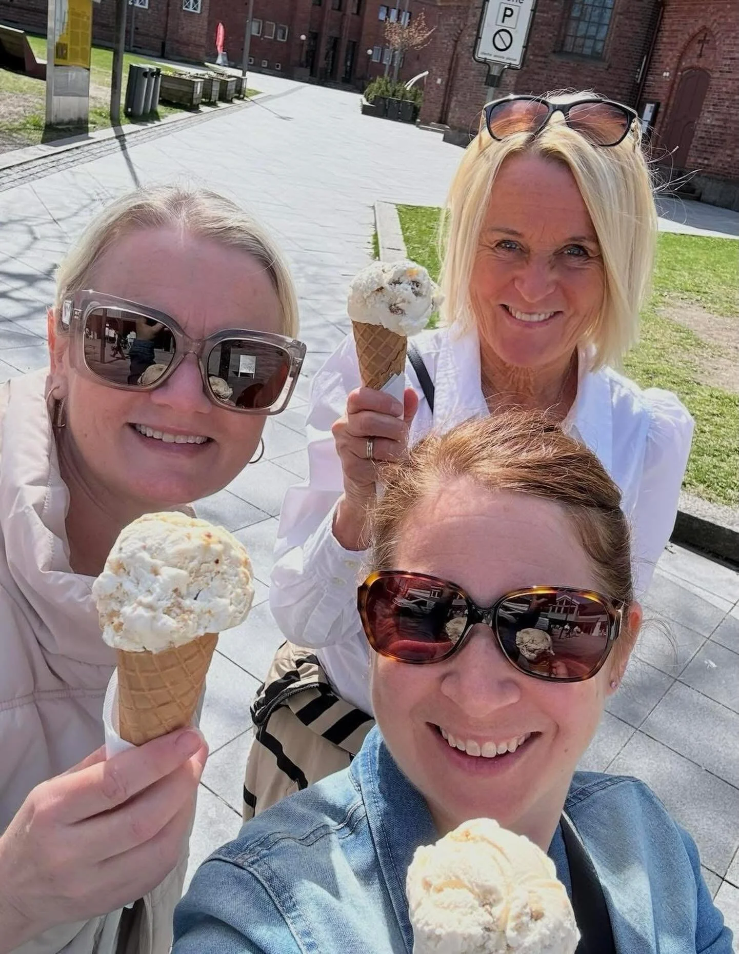 ☀️🍦 Endelig sommer i Moss og vi har selvsagt tatt &aring;rets f&oslash;rste is 🍦☀️

Og hva passer vel bedre enn &aring; kj&oslash;le seg ned med en skikkelig god is? N&aring; er tiden inne for &aring; utforske byens beste iskremsteder &ndash; og vi