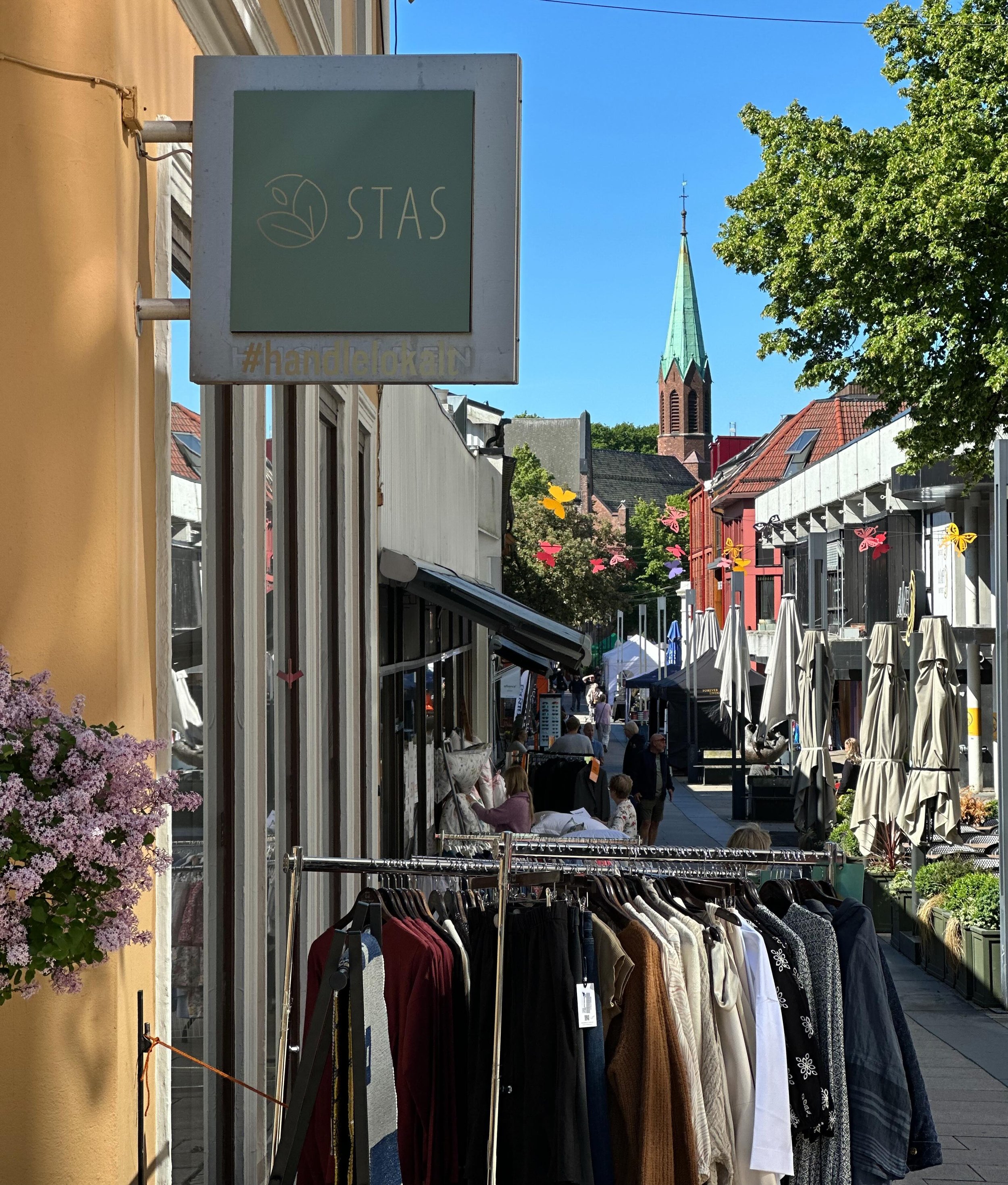🌟 MOSSEDAGER 🌟
- G&aring;gaten er fylt med gode tilbud og stands fra 10:00.
- @thon_senter_moss &aring;penr visningslokalet av dronningensgate 11:00-14:00
- @works_community_  inviterer til gr&uuml;nder/investor Lunsj 11:30-13:00
- Verksplassen &ar