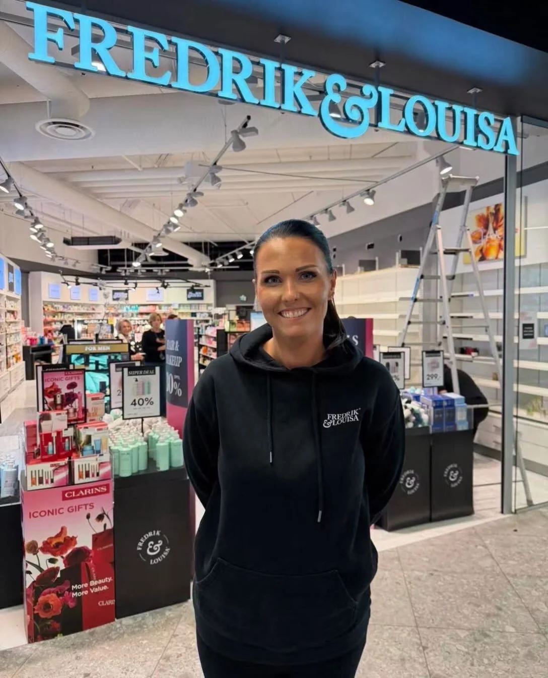 Visste du at ✨ Fredrik &amp; Louisa p&aring; Thon Senter Moss 

 blir dobbelt s&aring; stor! ✨

Det skjer spennende ting hos Fredrik &amp; Louisa! 💄🛍️ Butikken pusser opp, utvider til dobbel st&oslash;rrelse og &aring;pner opp mot nabobutikken.

🔨