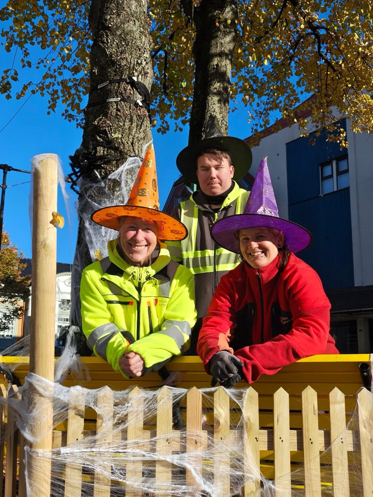 I dag har Moss Kommune pyntet til Halloween &oslash;verst i g&aring;gata! 🎃 

G&aring; p&aring; oppdagelsesferd mellom hekser, sp&oslash;kelser og skjeletter, hvor mange edderkopper klarer dere &aring; finne? 🕷️👻

#mossisentrum #byliv #stoltmossin
