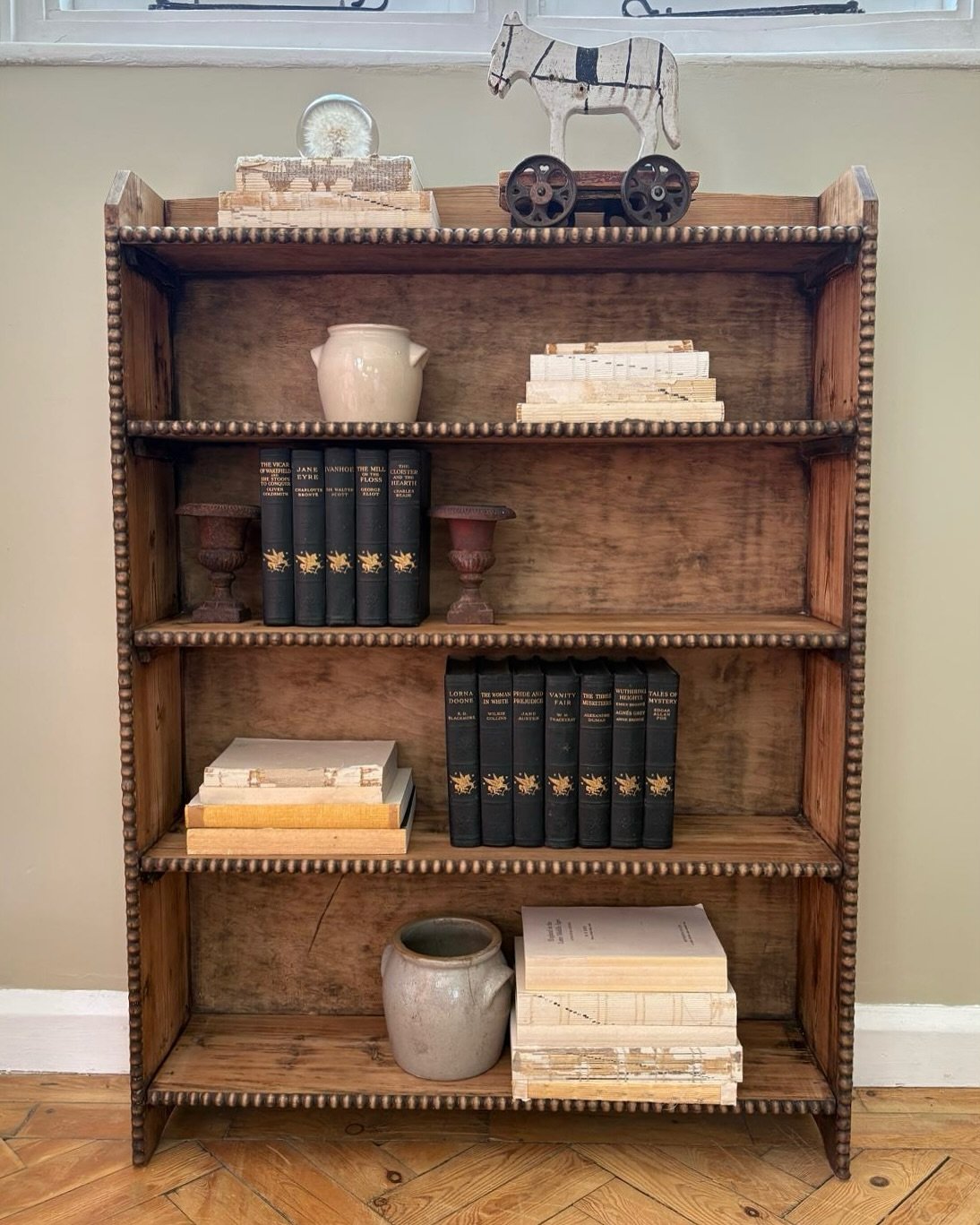 A glorious freestanding bookshelf, complete with beaded bobbin detailing. Handsome chap in medium oak tones, perfect for displaying your favourite reads &amp; keepsakes. Available now in new arrivals 💫
.
.
#bobbin #library #rusticinteriors #rusticac