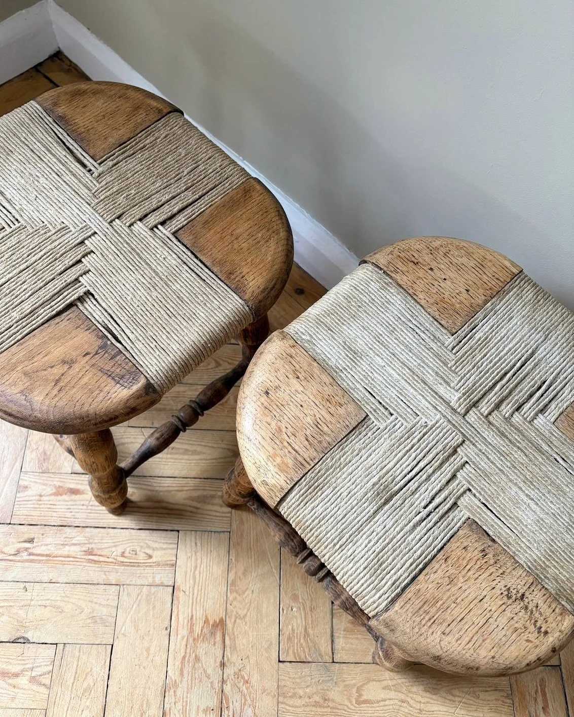 Embodying brutalist design, these solid oak French stools combine form and organic texture beautifully! Perfect for a vintage enthusiast who loves rustic tones and natural charm 🍂 
.
.
#rustichomedecor #rusticfurniture #shabbychic #cottagecorestyle 